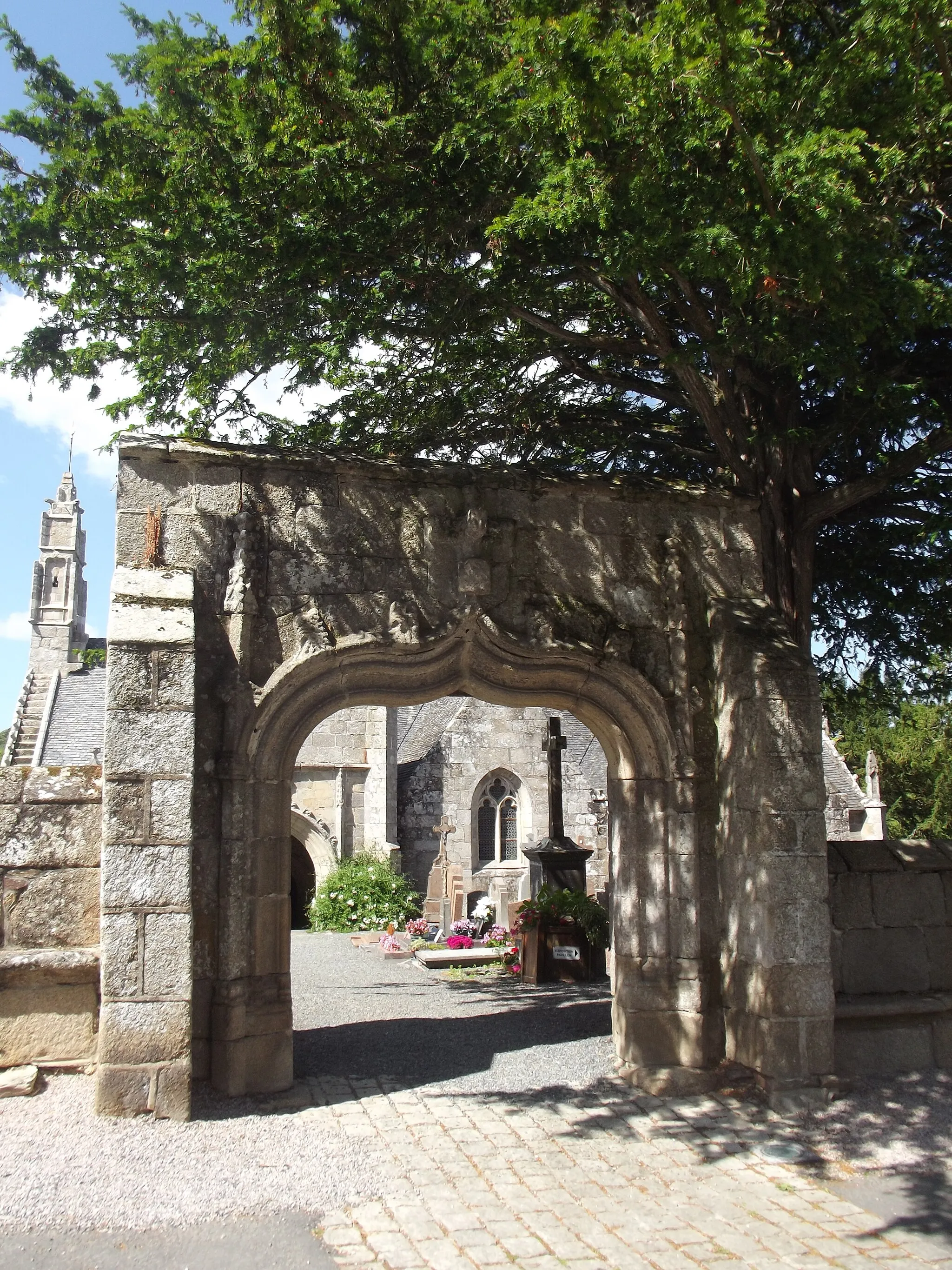 Photo showing: Porte de l'enclos paroissial de Loguivy-lès-Lannion. En arrière-plan, le cimetière et l'église Saint-Ivy.