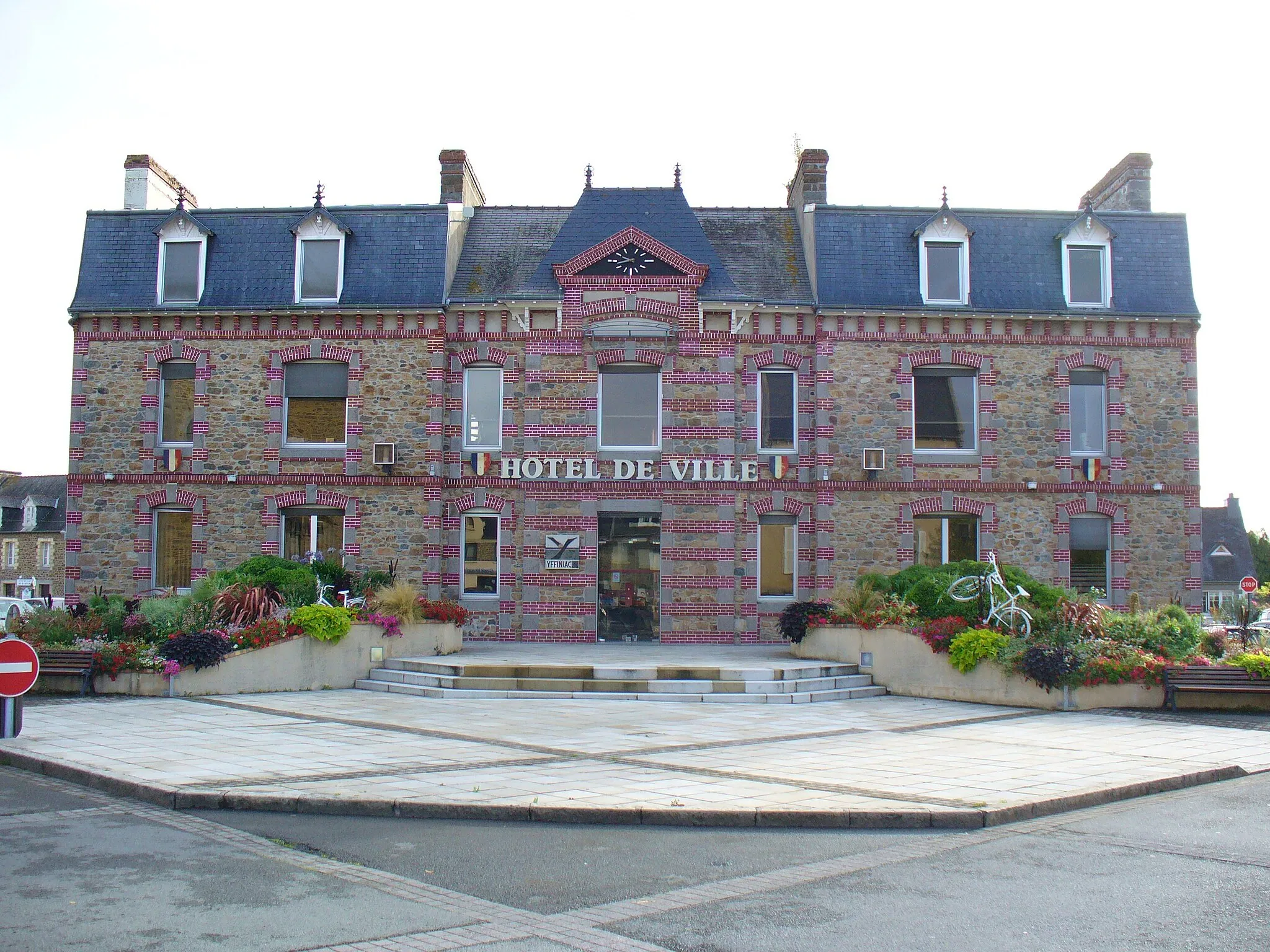 Photo showing: Mairie d'Yffiniac