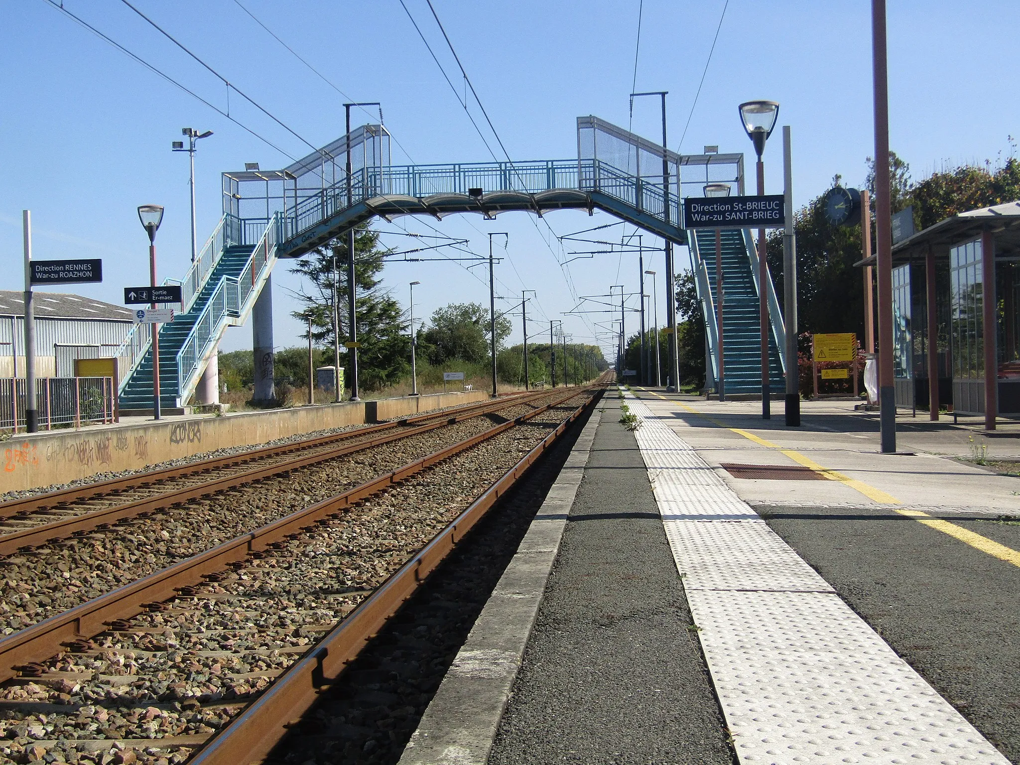 Photo showing: Les voies vue en direction de Rennes; La passerelle.