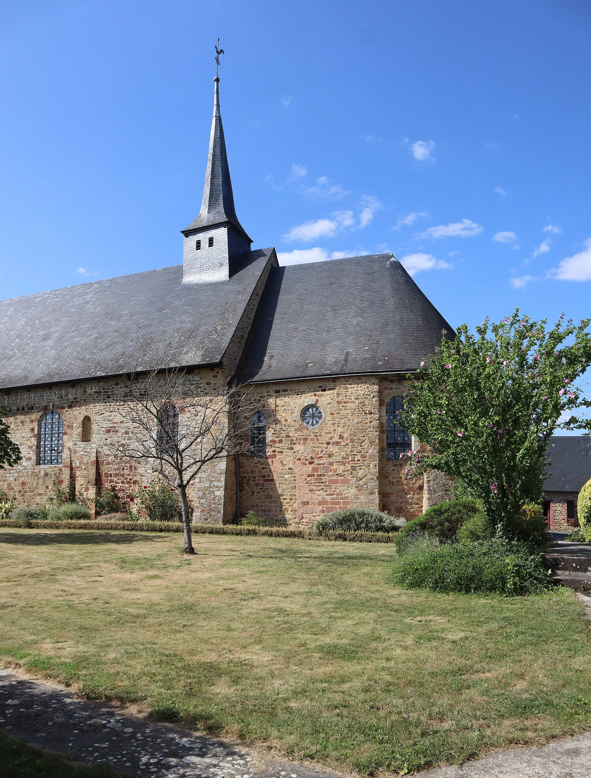Photo showing: Église Notre-Dame-de-l'Assomption d'Arbrissel (35). Vue méridionale.