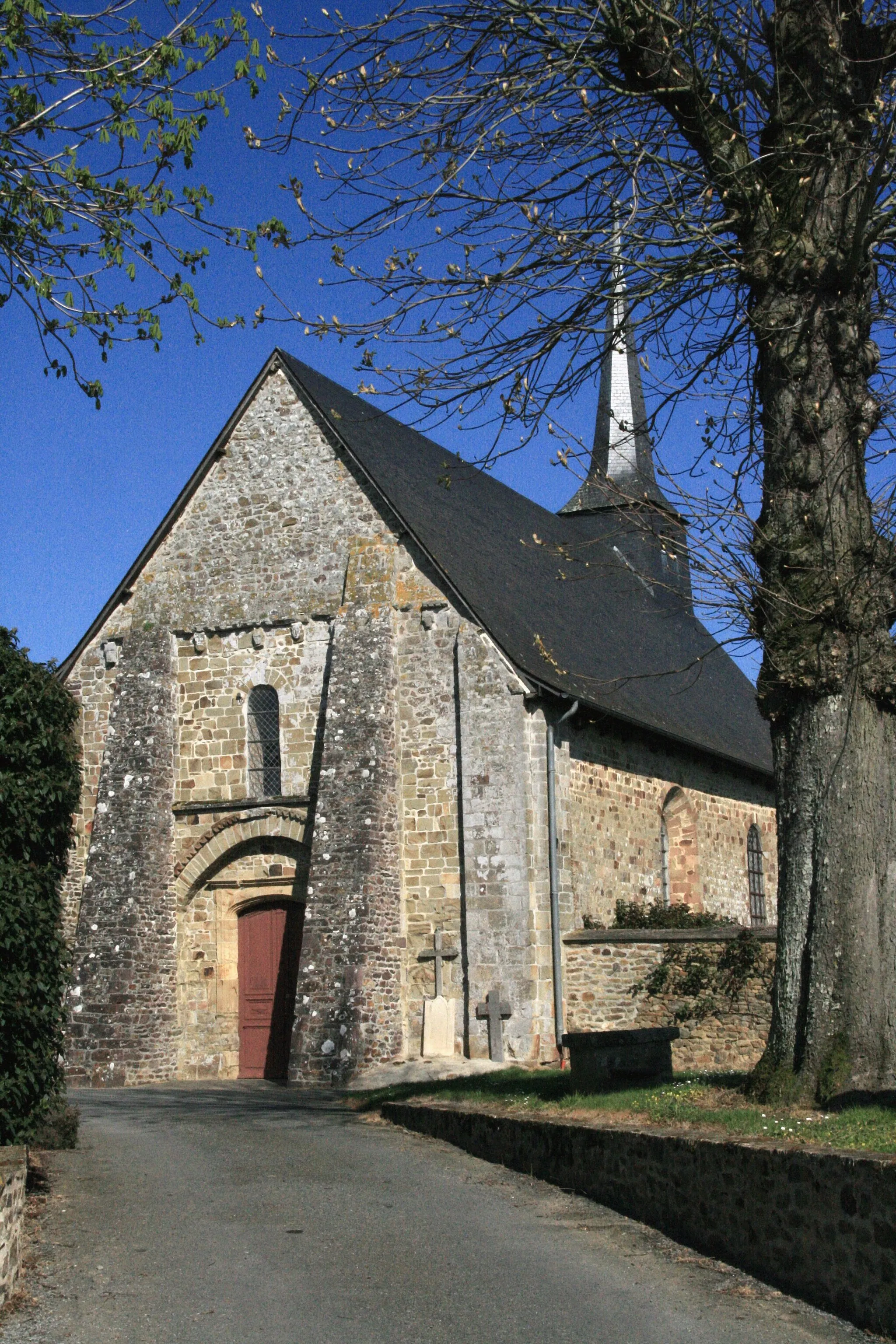 Photo showing: Church Notre-Dame de l'Assomption (Assumption of Mary), village of Arbrissel, department of Ille-et-Vilaine, Brittany, France. Roman church, 11th and 12th centuries.