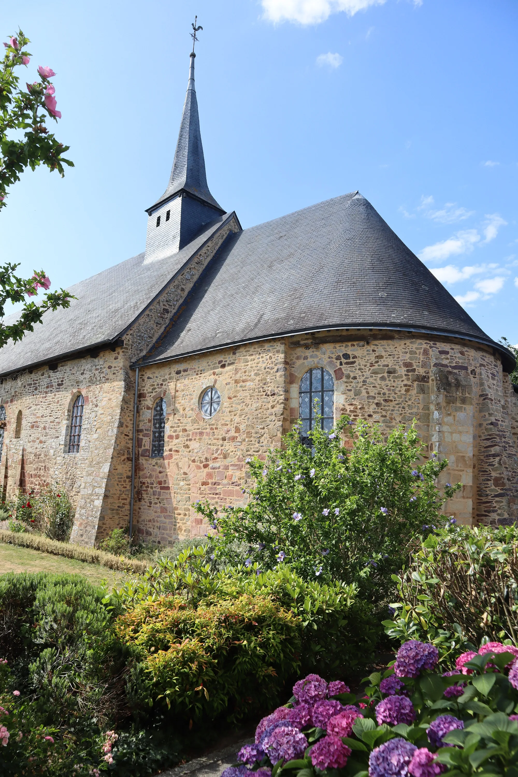 Photo showing: Église Notre-Dame-de-l'Assomption d'Arbrissel (35). Vue méridionale.