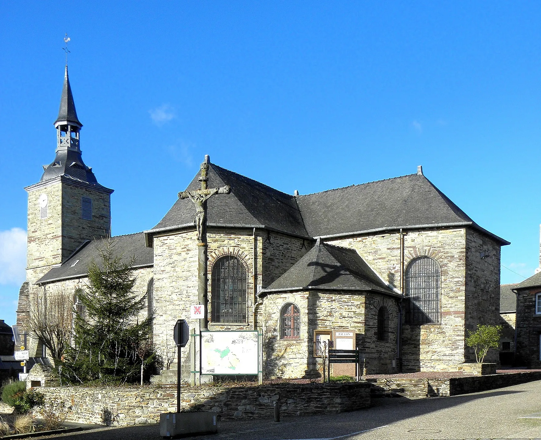 Photo showing: Église Saint-Tugdual de Baulon (35). Vue méridionale.