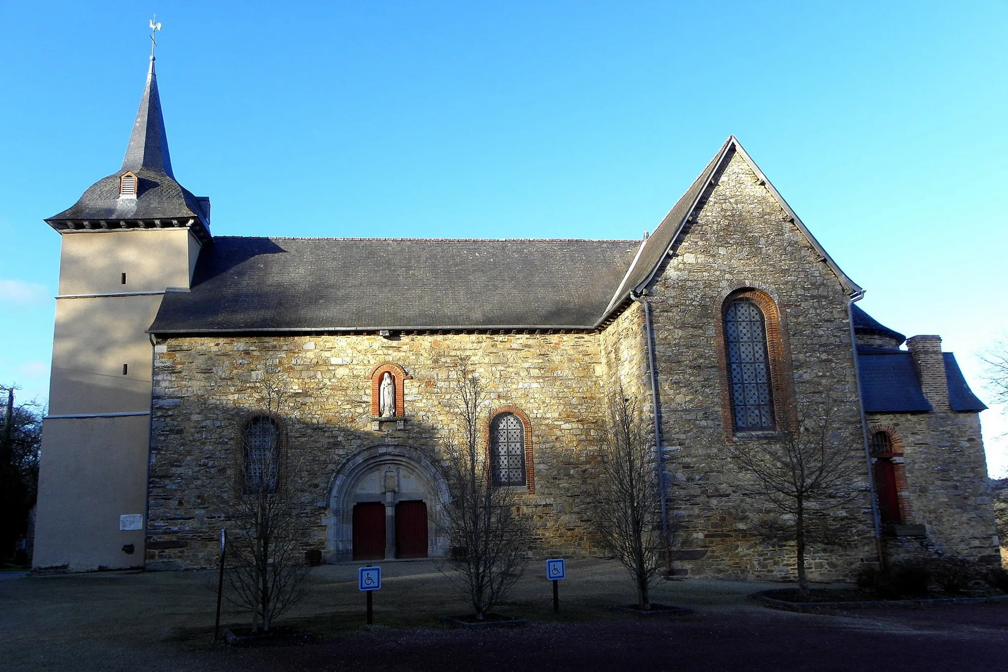 Photo showing: Église Notre-Dame de Bovel (35). Flanc sud.