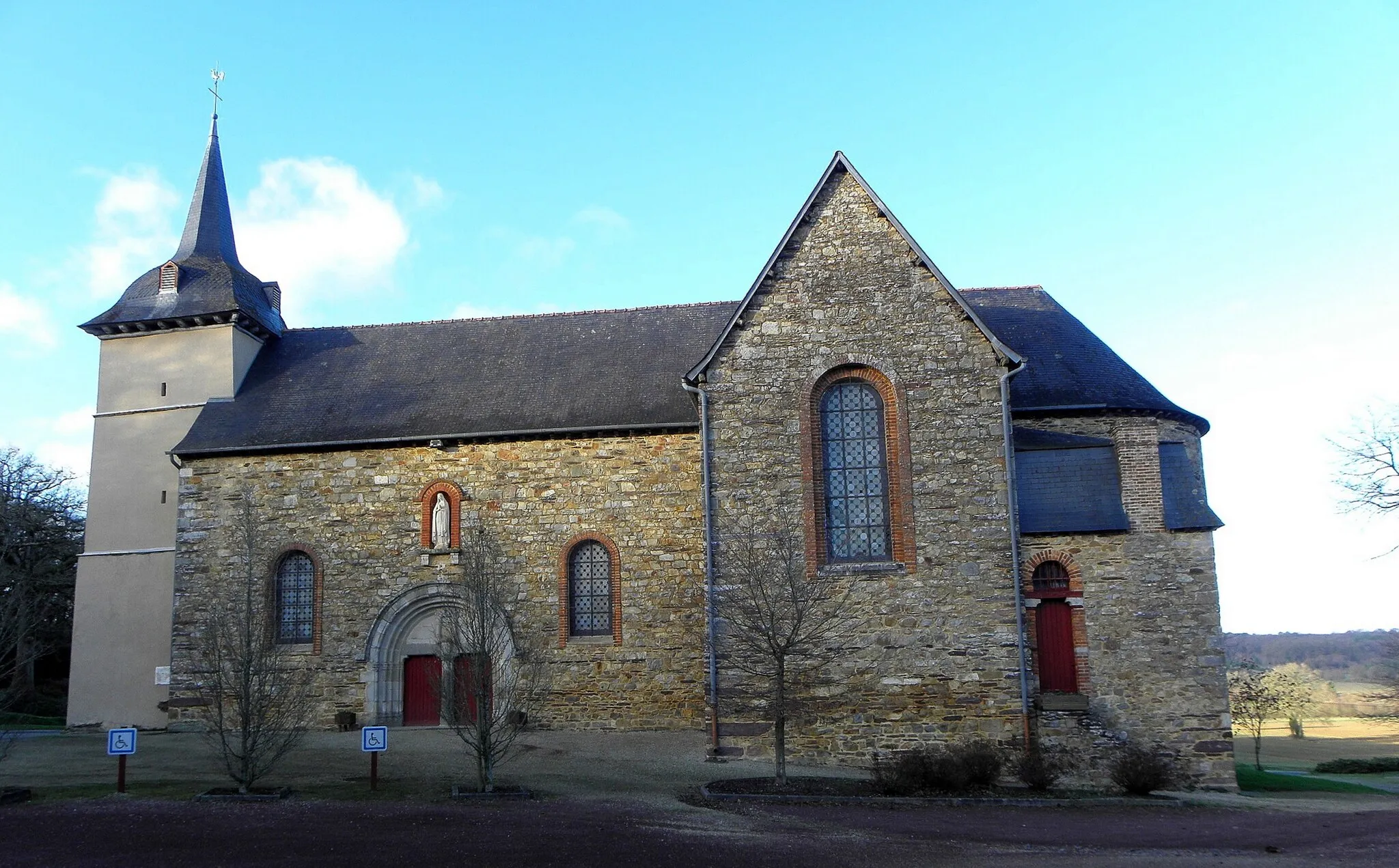 Photo showing: Église Notre-Dame de Bovel (35). Flanc sud.