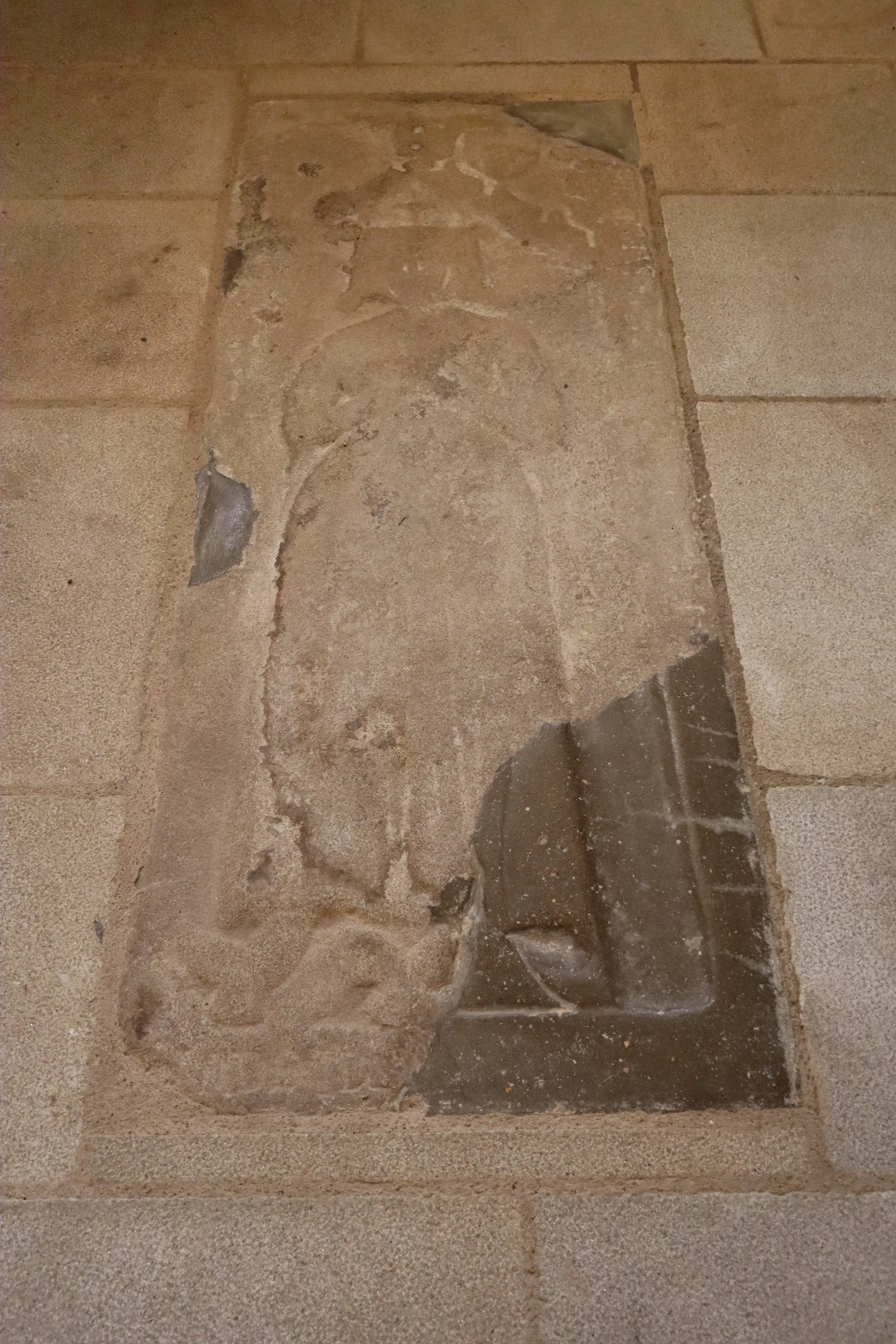 Photo showing: Église des trois Marie (Marie-Madeleine, Marie-Jacobé et Marie-Salomé) de Cardroc (35). Intérieur. Dalle funéraire d'une dame de l'abbaye Saint-Georges de Rennes.