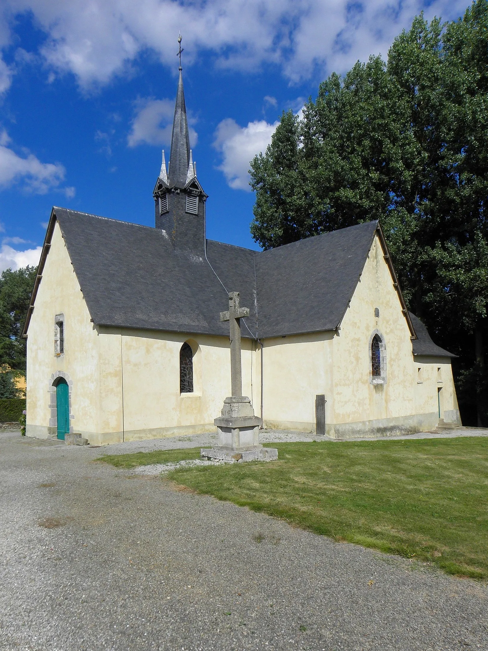 Photo showing: Église Saint-Médard de Chaumeré, commune de Domagné (35). Façade occidentale et flanc sud.
