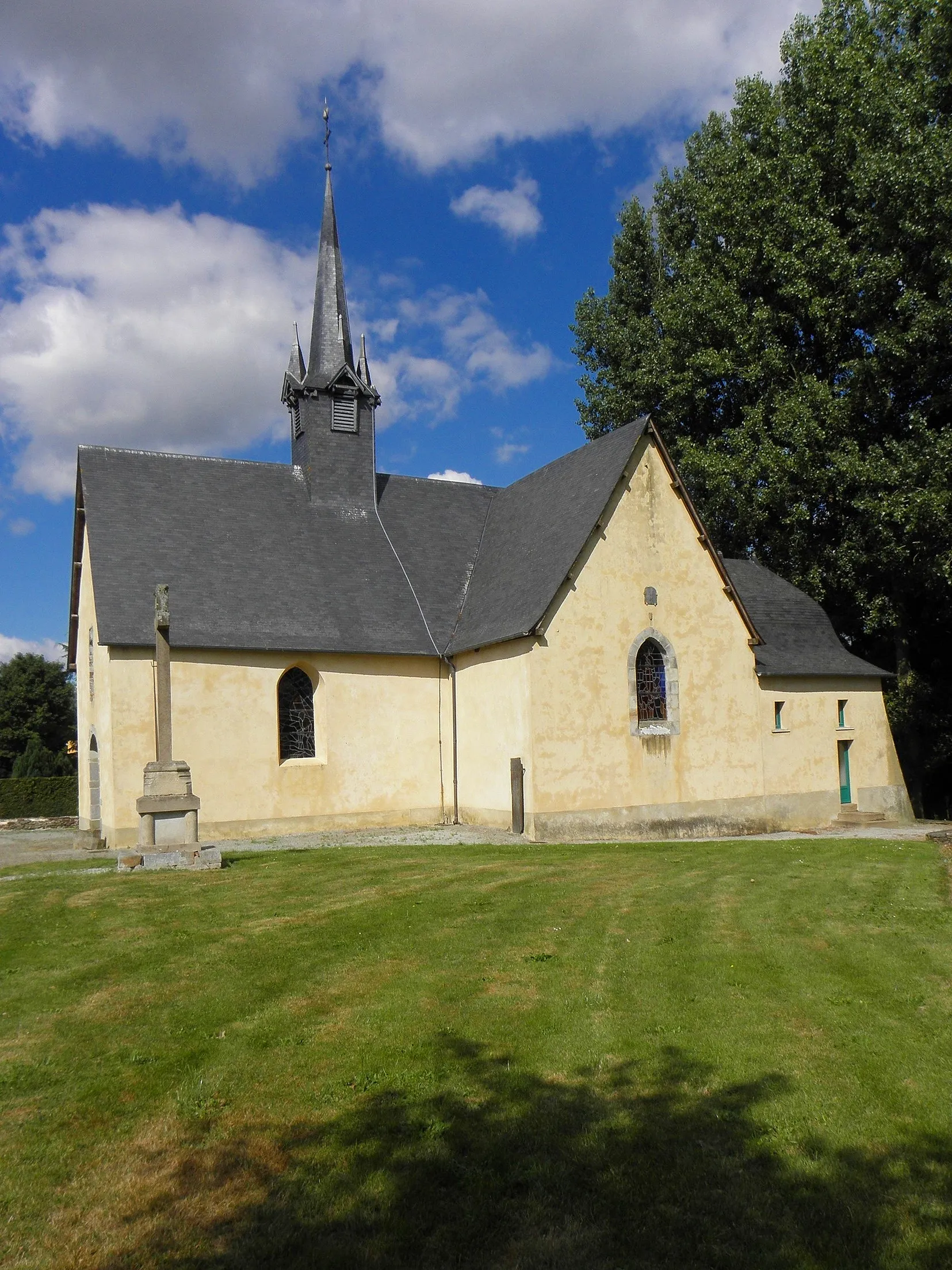 Photo showing: Église Saint-Médard de Chaumeré, commune de Domagné (35). Flanc sud.