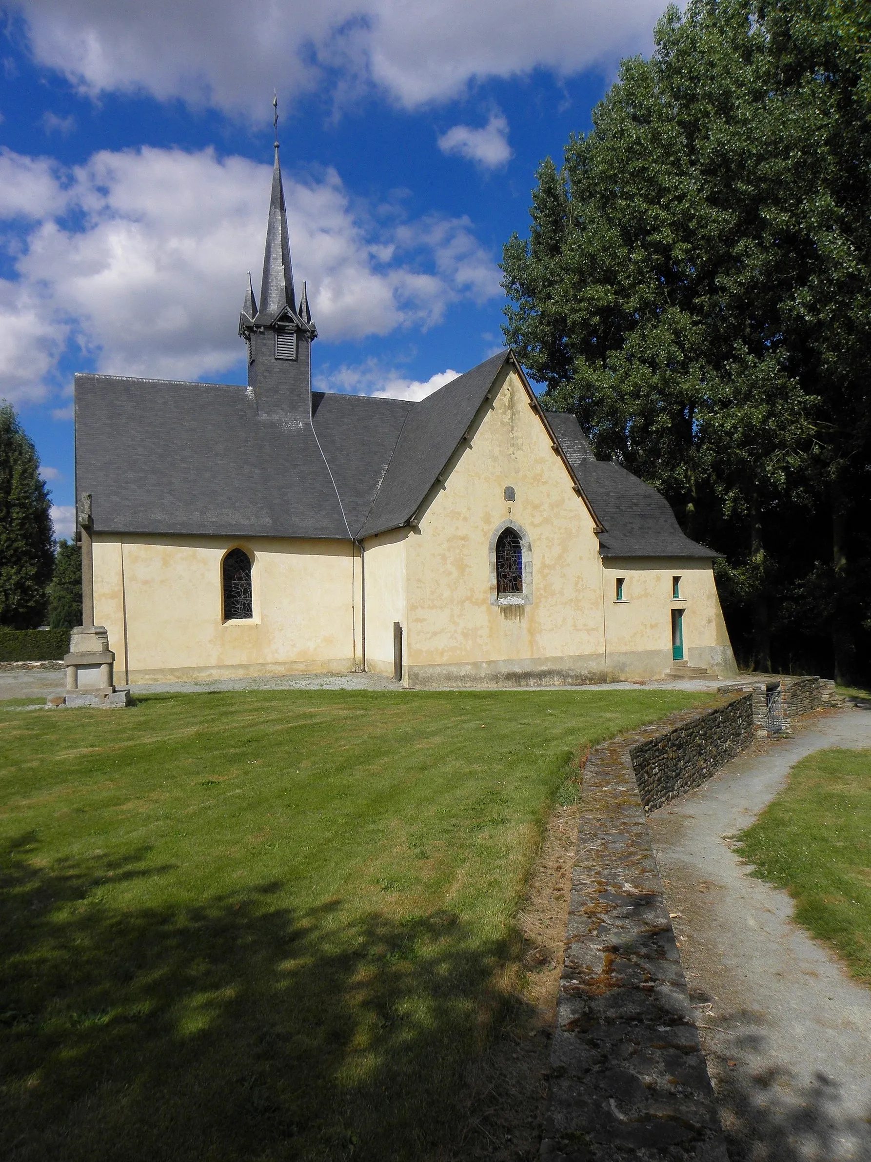 Photo showing: Église Saint-Médard de Chaumeré, commune de Domagné (35). Flanc sud.