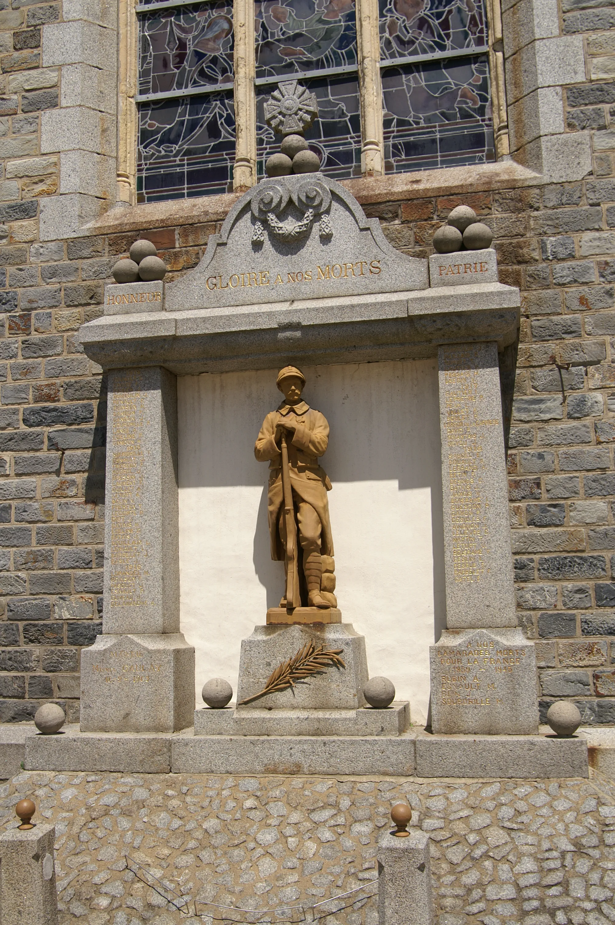 Photo showing: War memorial of Domagné.