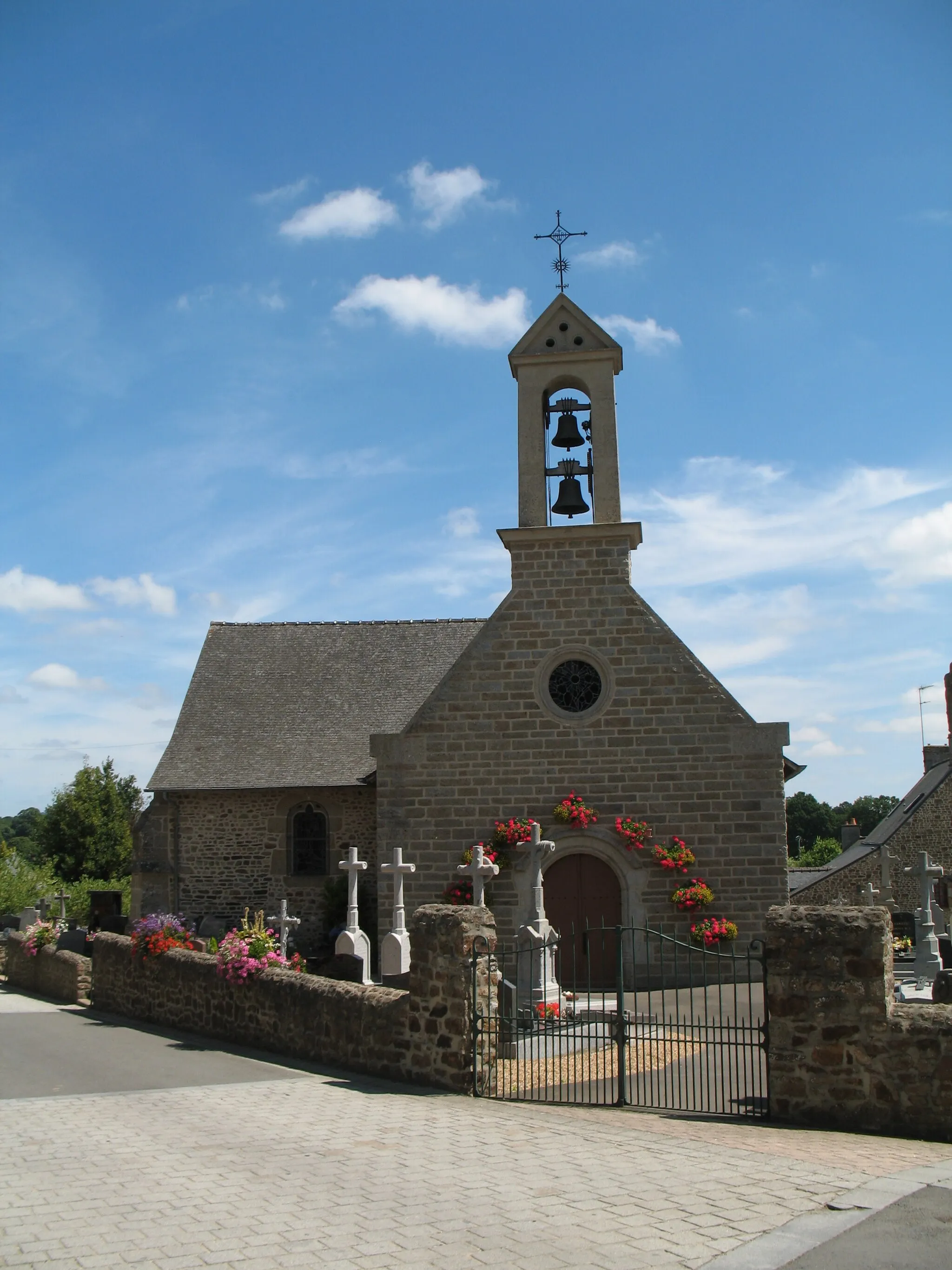Photo showing: Church of La Selle-en-Luitré.