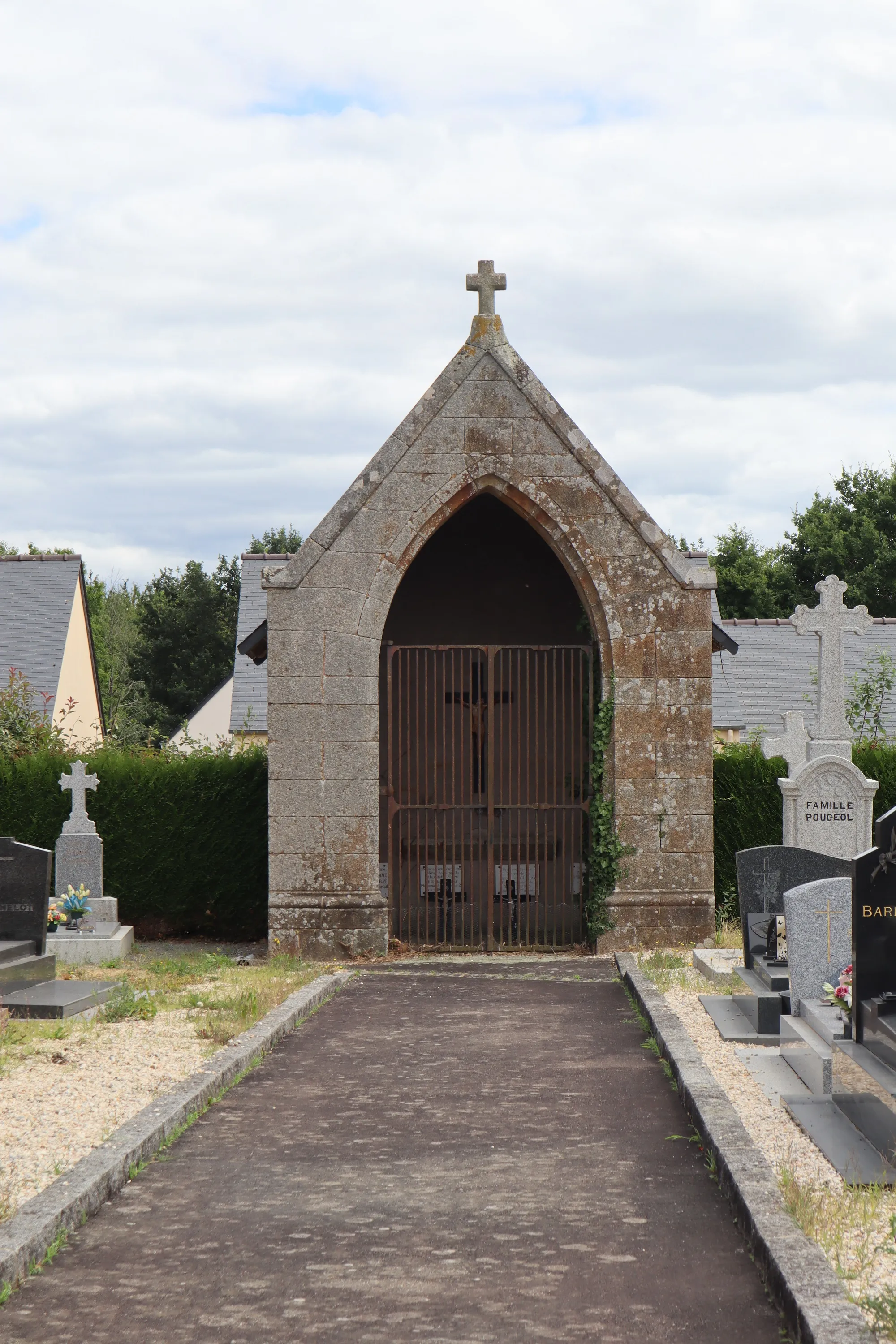 Photo showing: Chapelle de la famille De Boutray au cimetière de La Selle-en-Coglès (Ille-et-Vilaine).