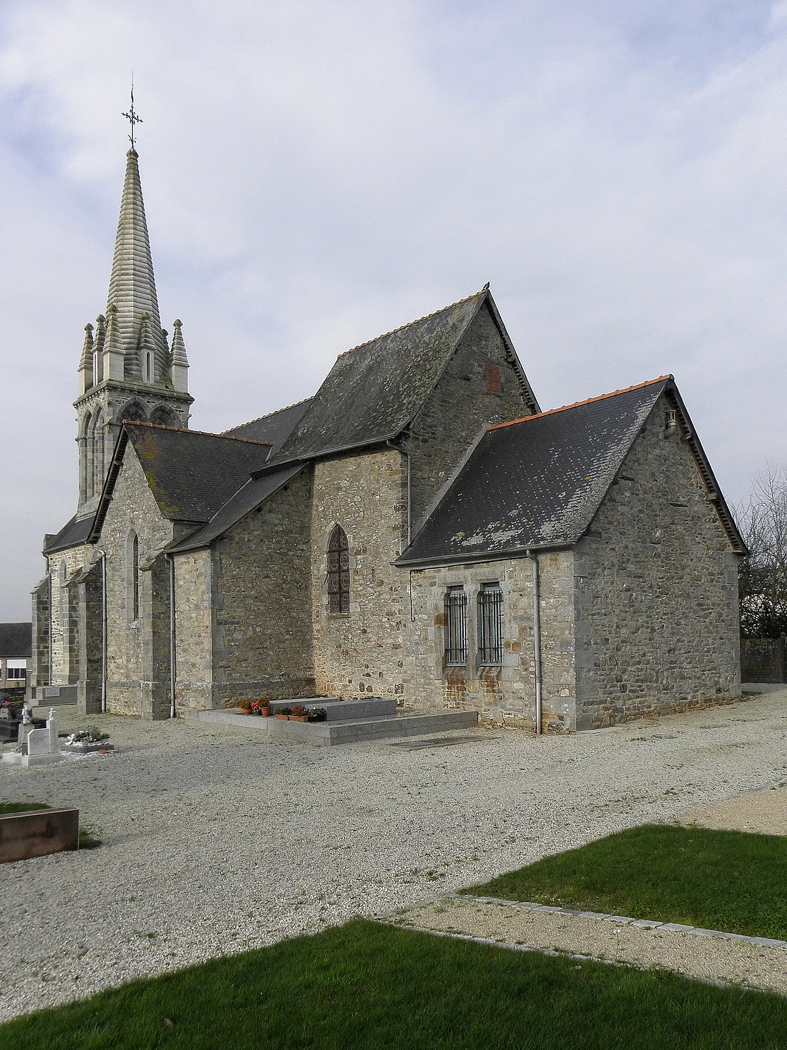 Photo showing: L'église Notre-Dame de Landavran (35). Flanc sud et sacristie.