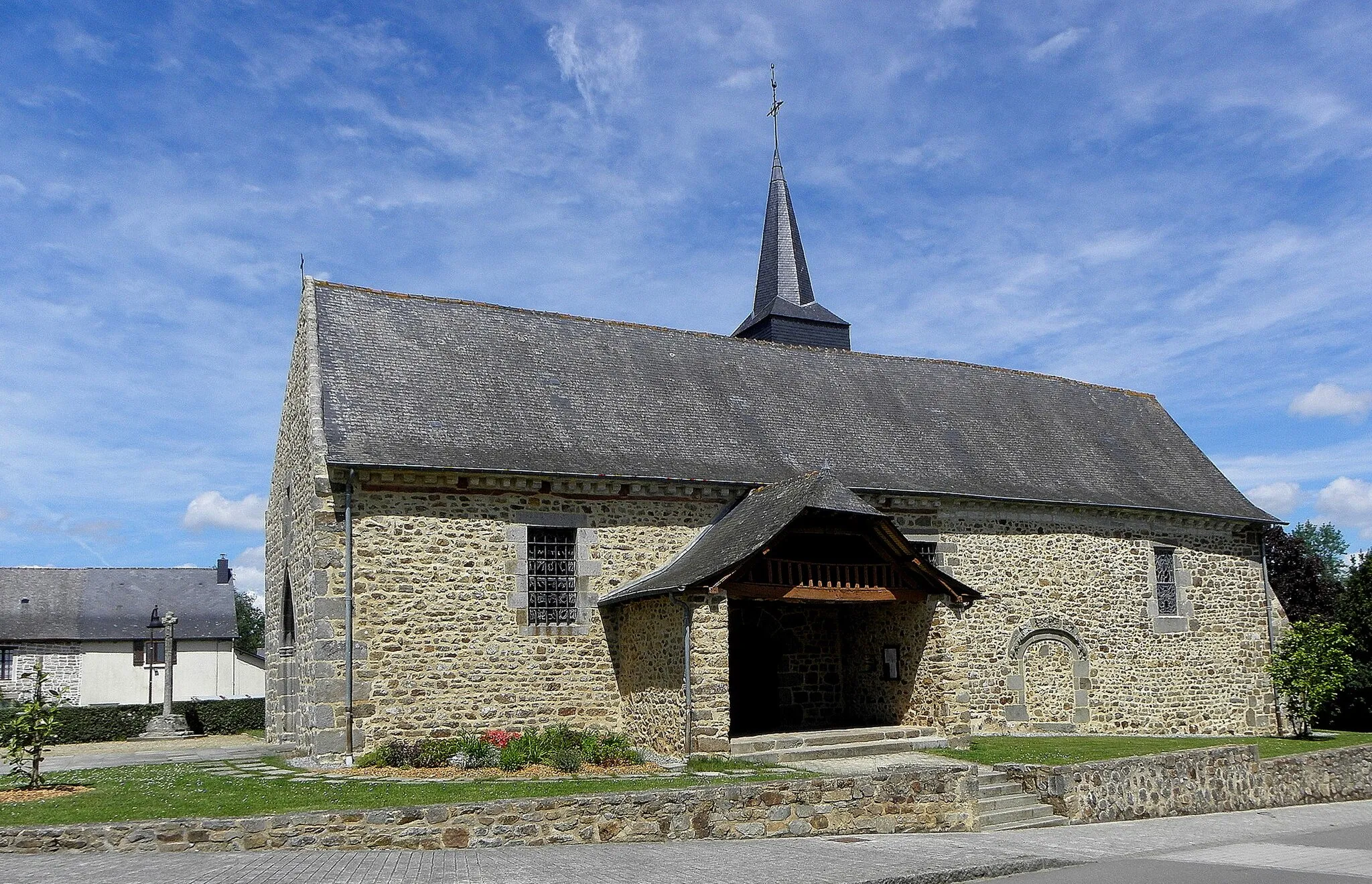 Photo showing: Église Saint-Armel de Langouët (35). Vue méridionale.