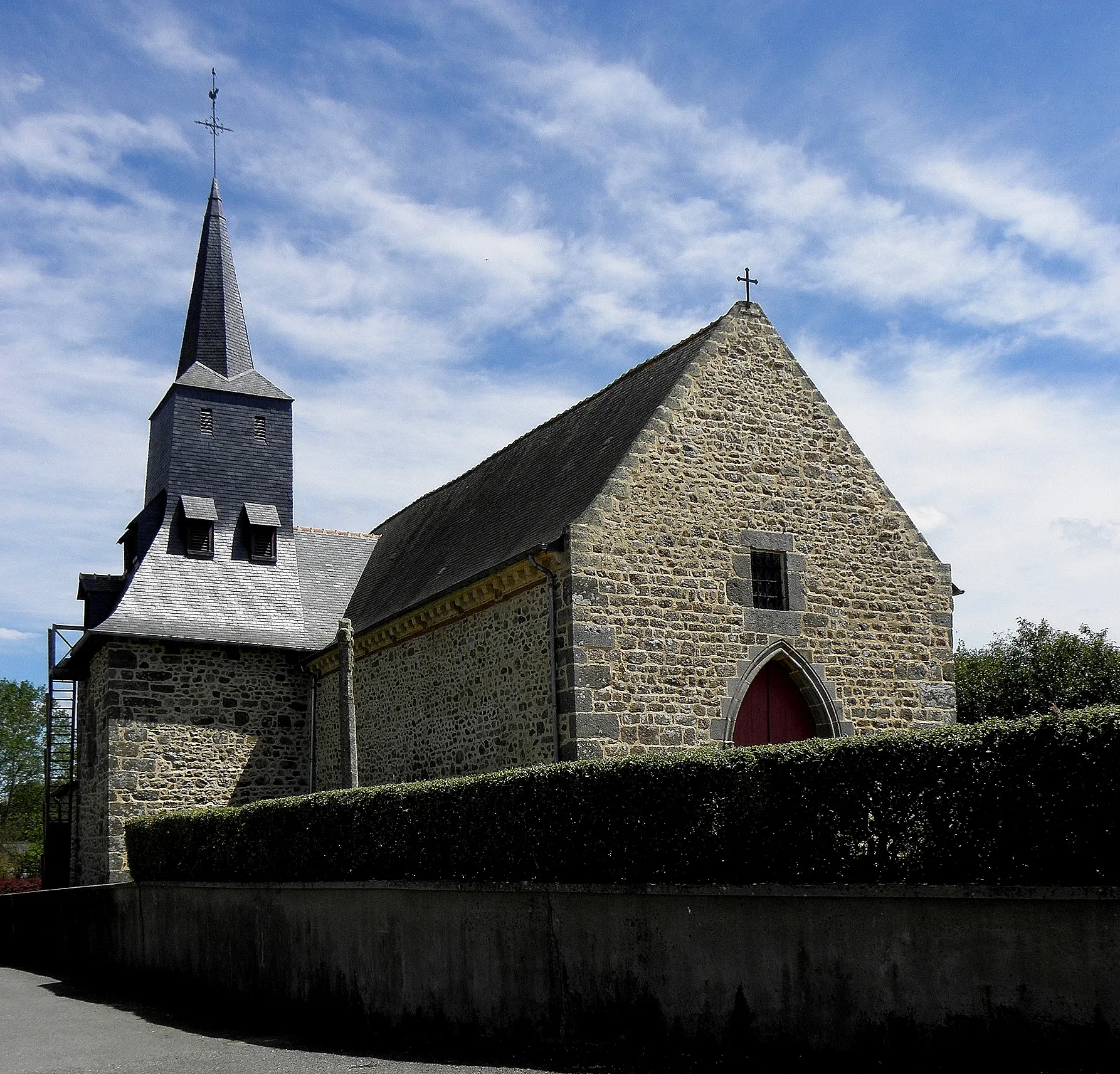 Photo showing: Église Saint-Armel de Langouët (35). Façade occidentale et flanc nord.