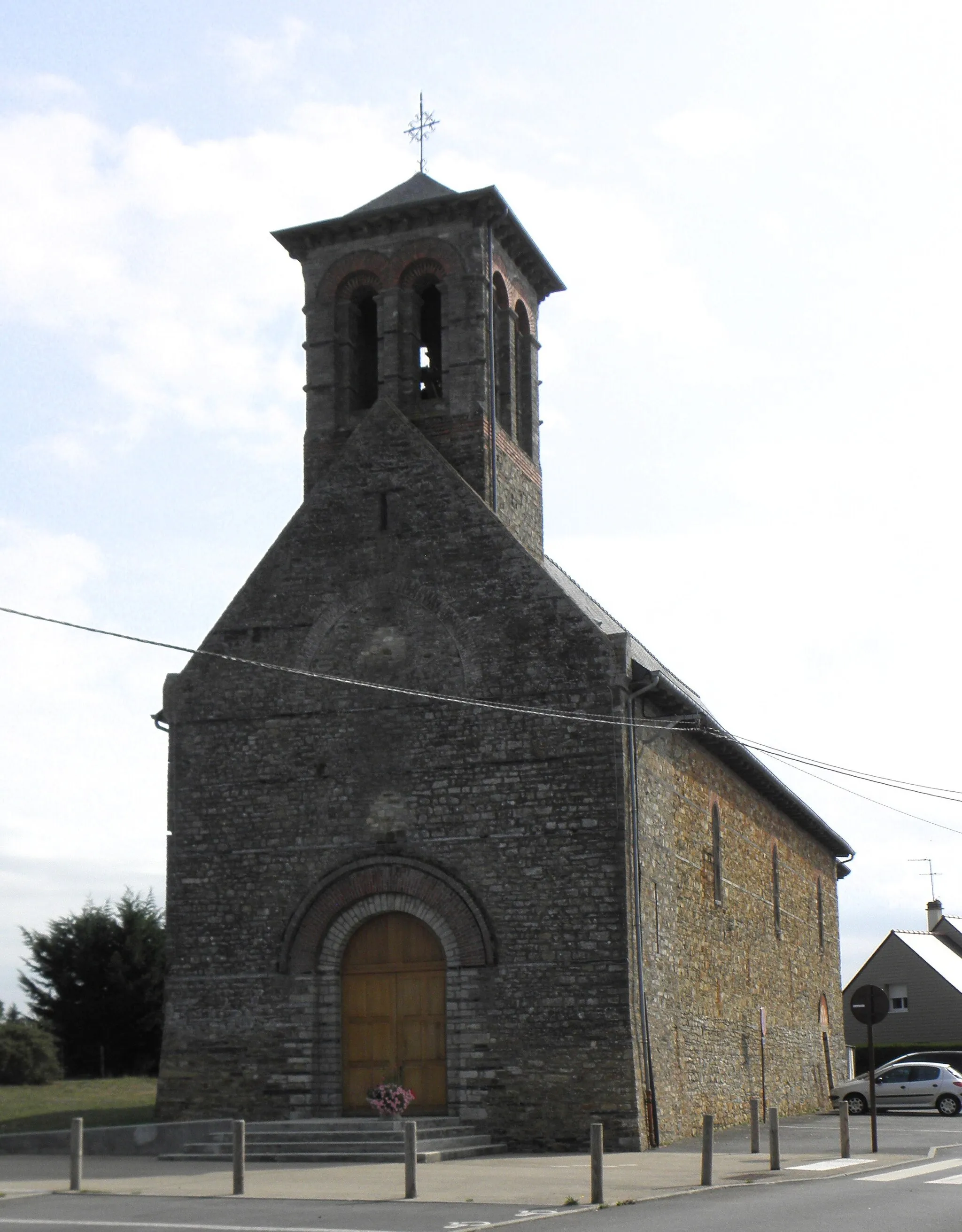 Photo showing: Extérieur de la chapelle du Châtelier à Pléchâtel (35). Façade occidentale et flanc sud.