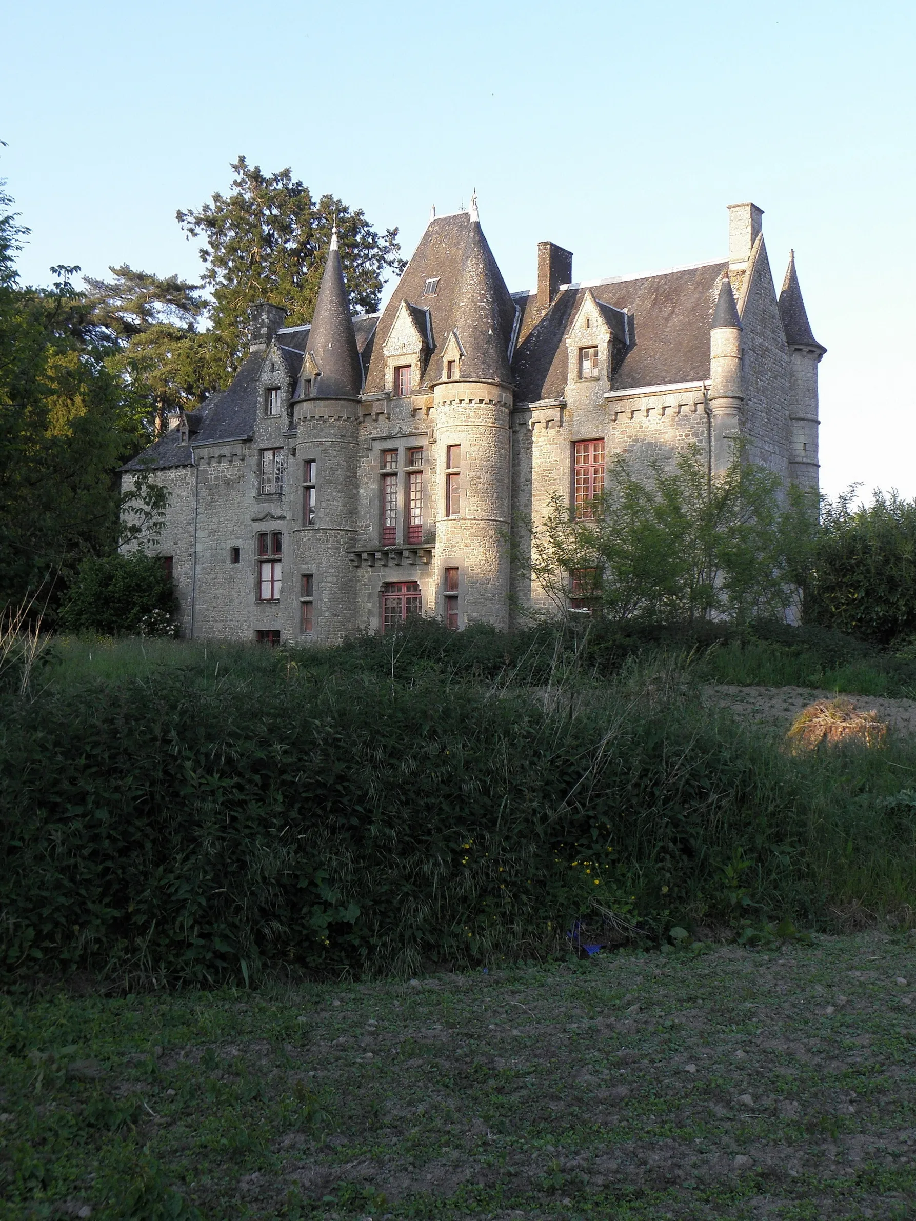 Photo showing: Château de Lanrigan. Façade ouest, œuvre de Jacques Mellet.
