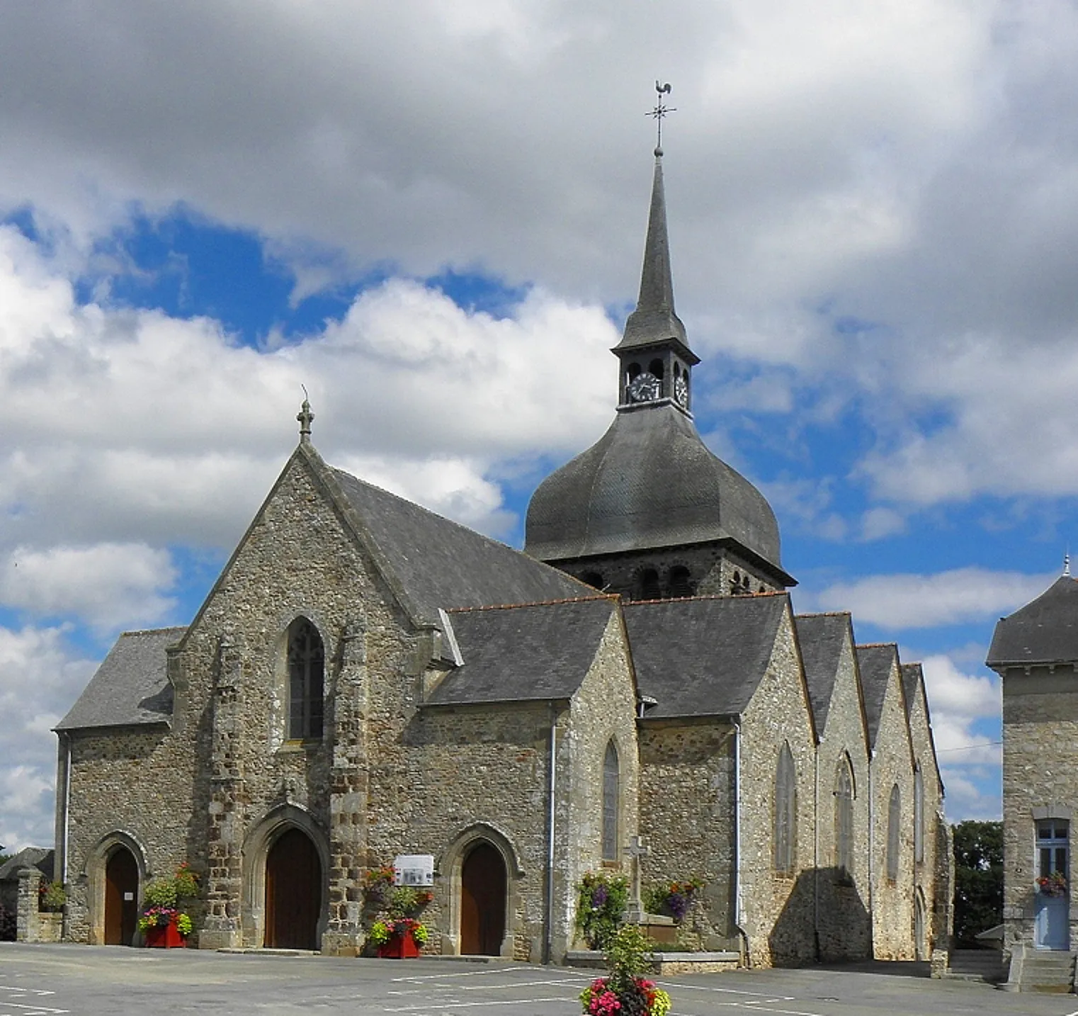 Photo showing: Église Notre-Dame de Livré-sur-Changeon (35). Façade occidentale et flanc sud.