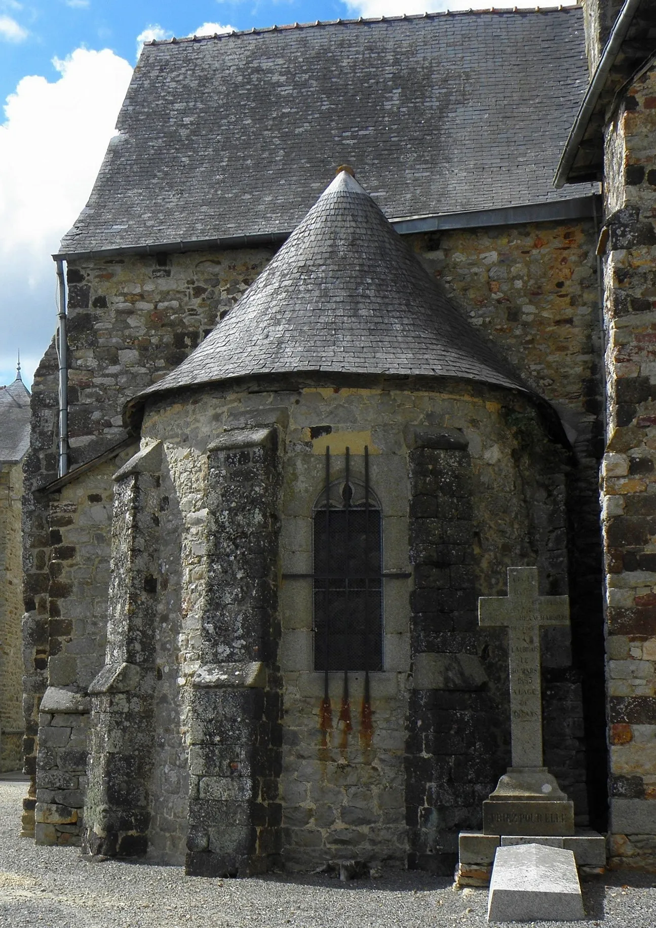Photo showing: Église Notre-Dame de Livré-sur-Changeon (35). Absidiole sud avec ses quatre contreforts romans.
