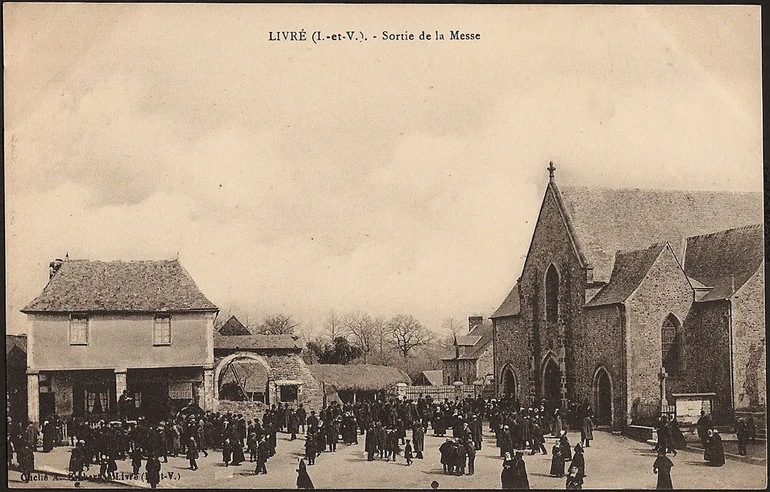 Photo showing: Sortie de messe à Livré vers 1910-1914.