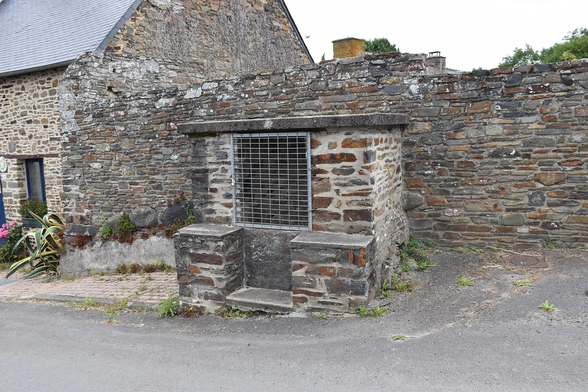 Photo showing: Ancien puits public