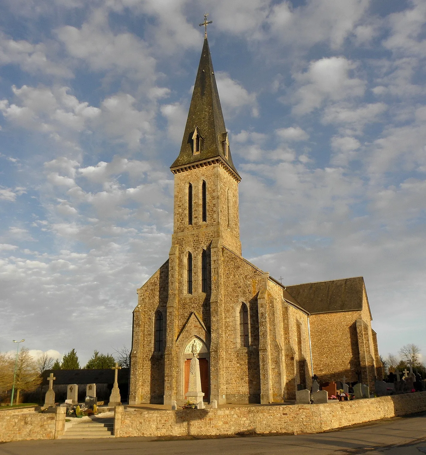 Photo showing: Église Notre-Dame de Montreuil-des-Landes (35). Façade occidentale.
