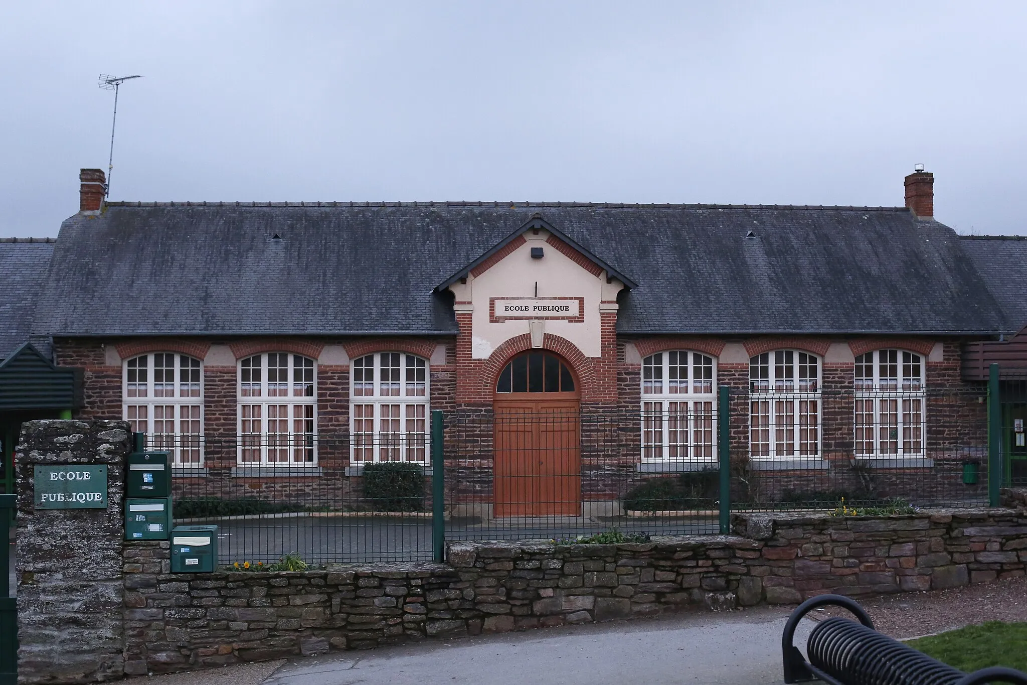 Photo showing: This building is indexed in the base Mérimée, a database of architectural heritage maintained by the French Ministry of Culture, under the reference IA35017859 .