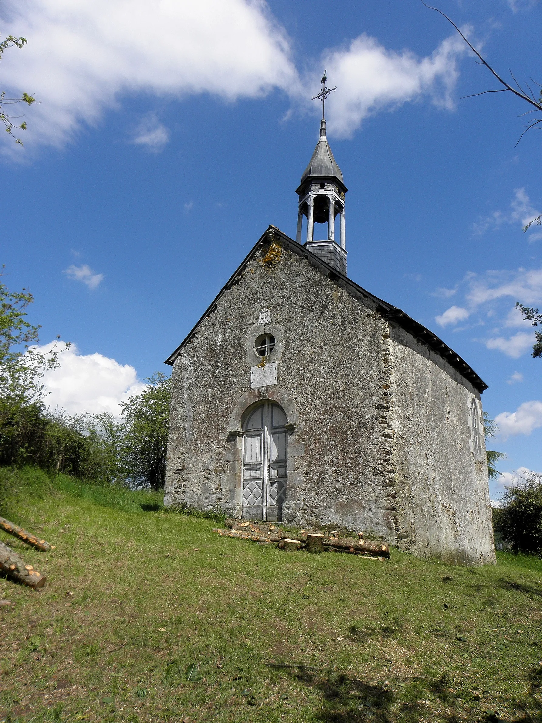 Photo showing: Calvaire et chapelle des Saint-Anges-Gardiens à Pocé-les-Bois (35).