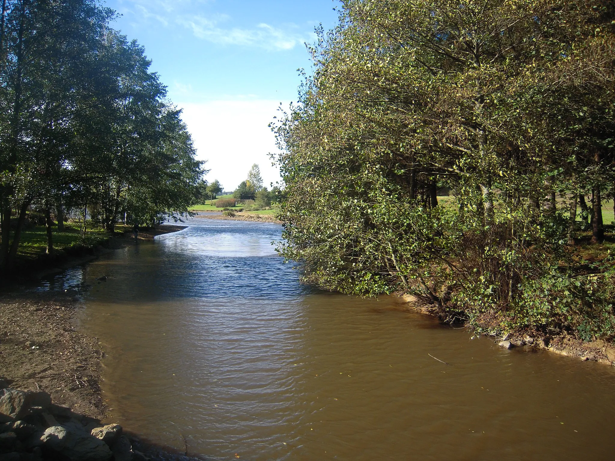 Photo showing: La rivière Pérouse se jettant dans l'étang de la Cantache