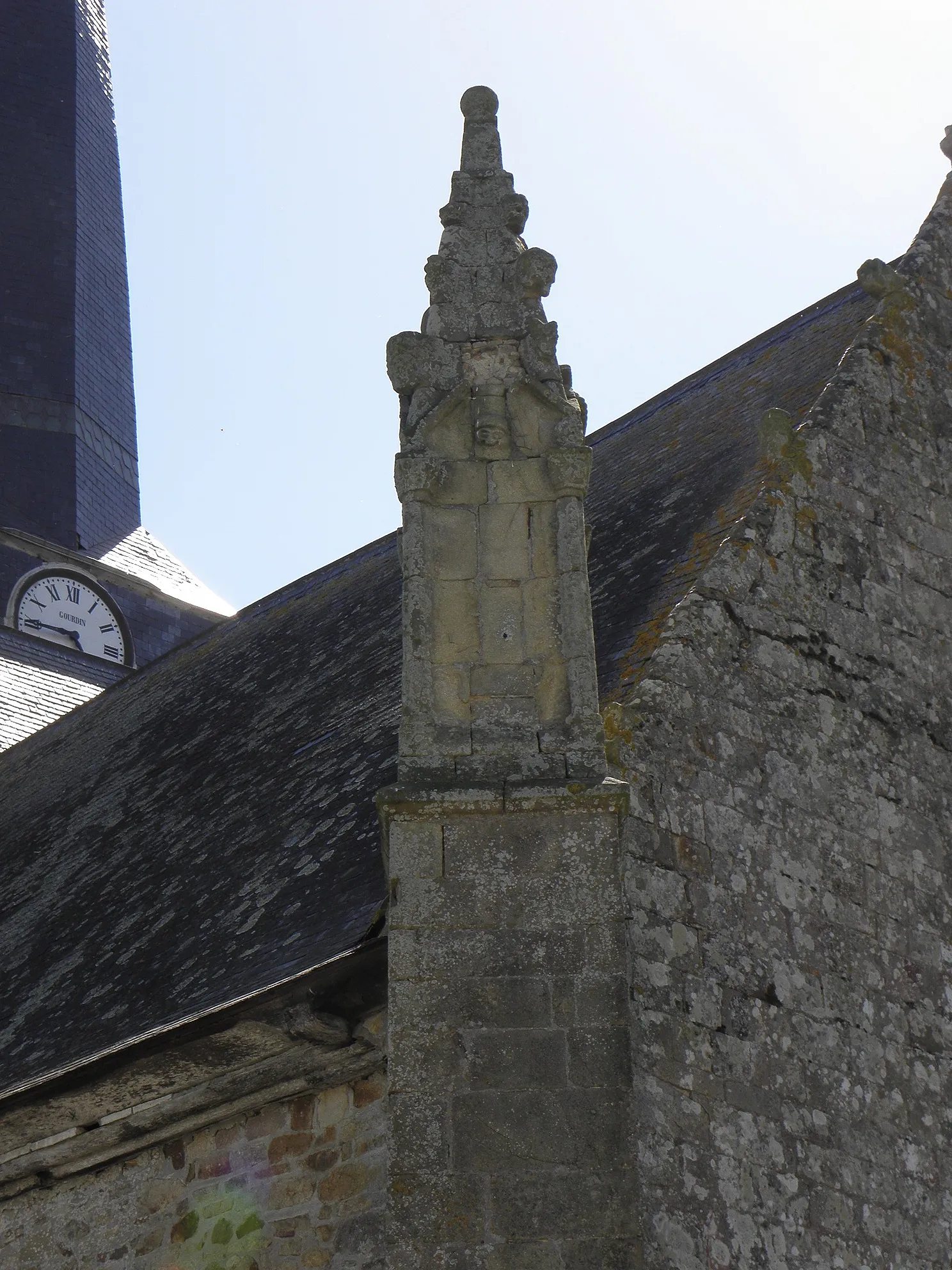 Photo showing: Pinacle sommant le contrefort d'angle est de la sacristie,façade nord de l'église Saint-Crépin et Saint-Crépinien de Rannée (35).