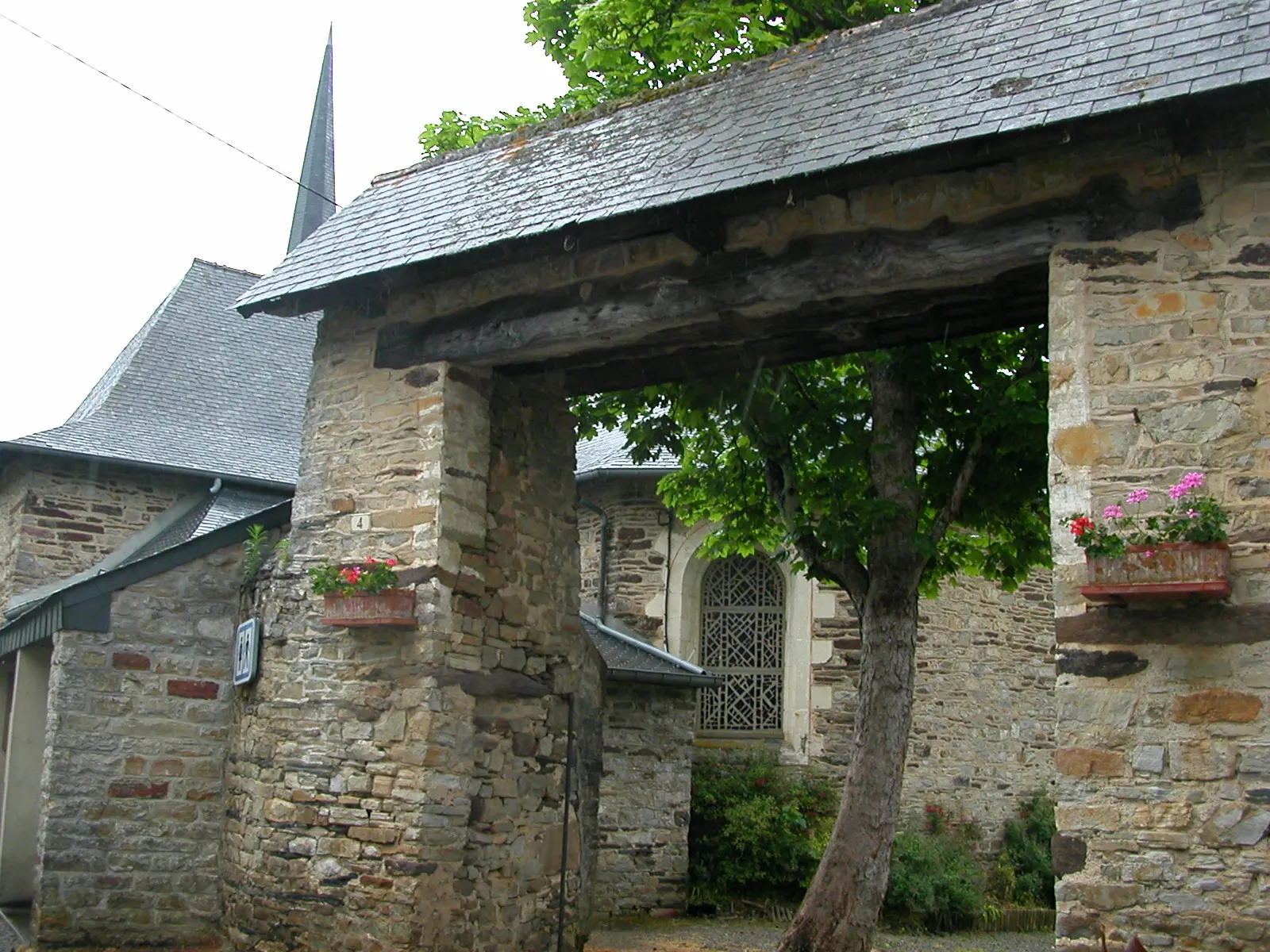 Photo showing: Back of the church of Poligné