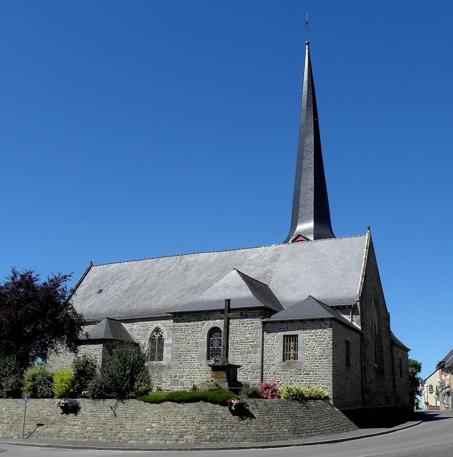 Photo showing: Église Saint-Pierre-et-Saint-Paul de Québriac (35). Chevet et flanc sud.