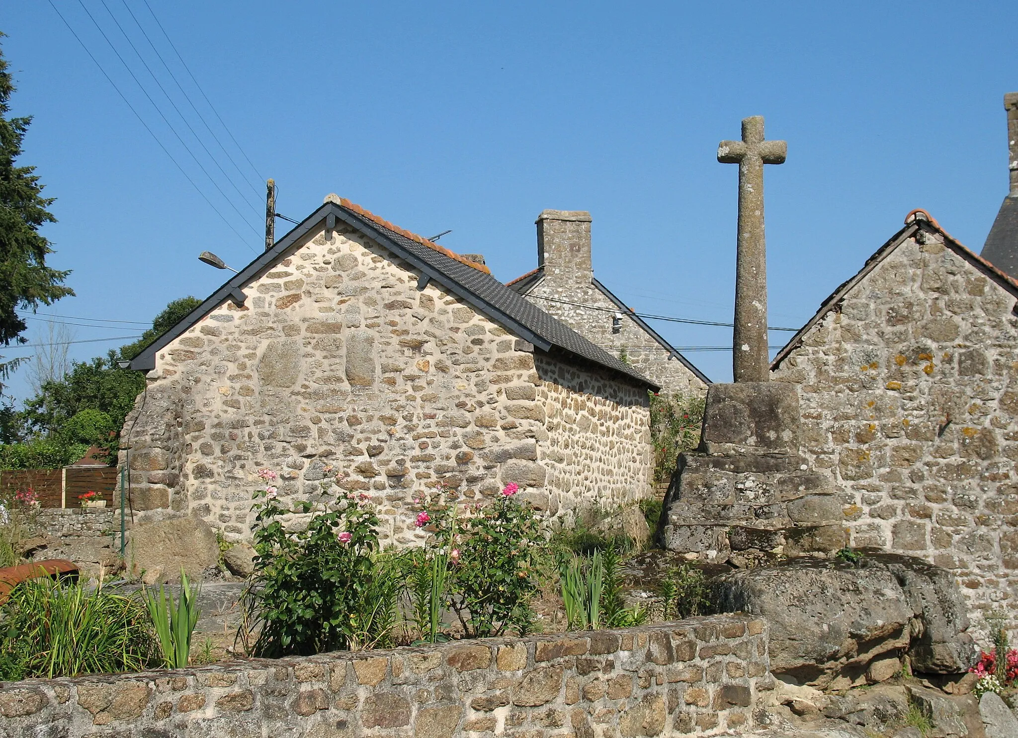 Photo showing: Croix en granite située dans le bourg de Saint-Christophe-de-Valains.