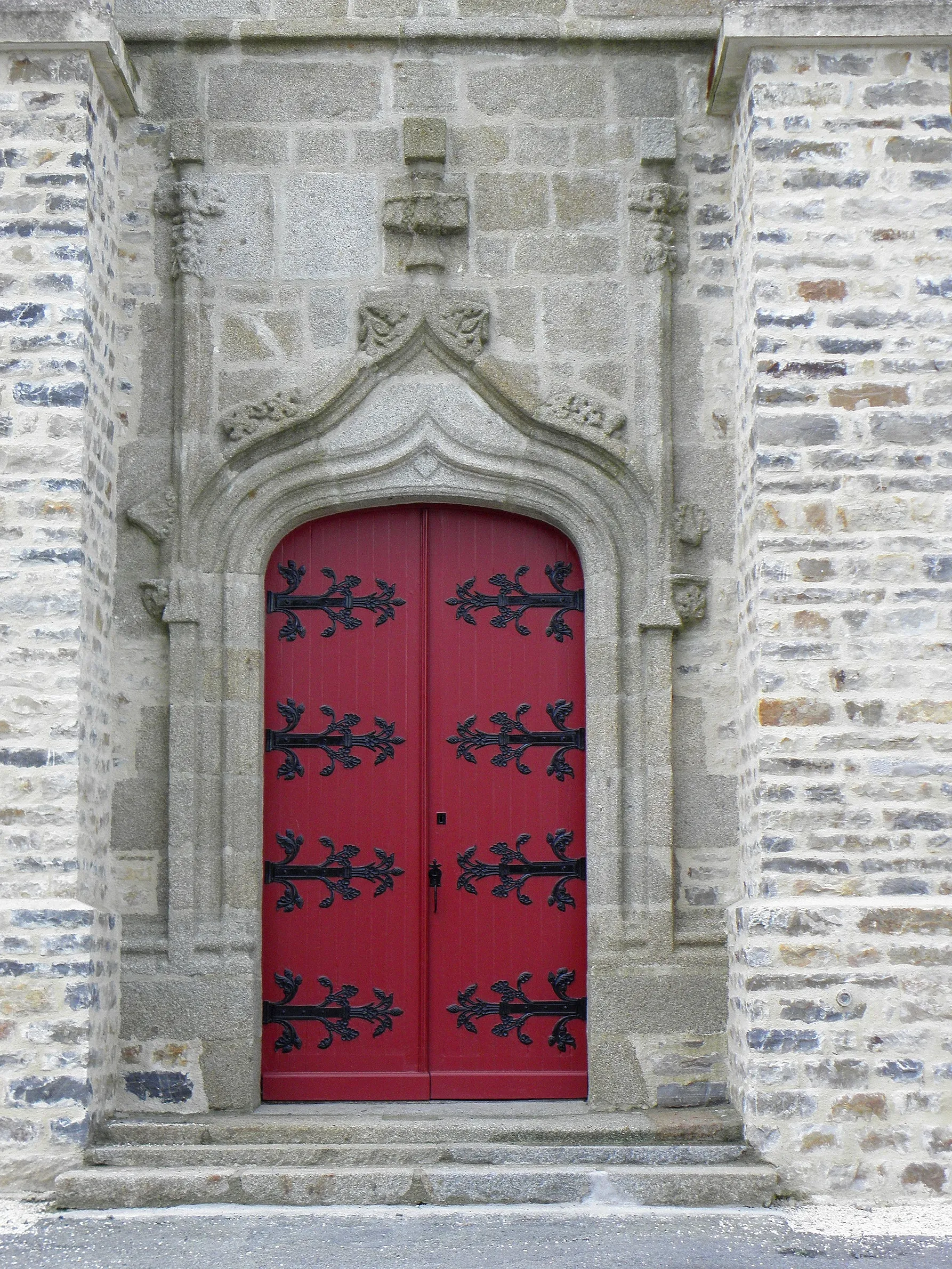 Photo showing: Église Saint-Christophe de Saint-Christophe-des-Bois (35). Portail de la façade principale.