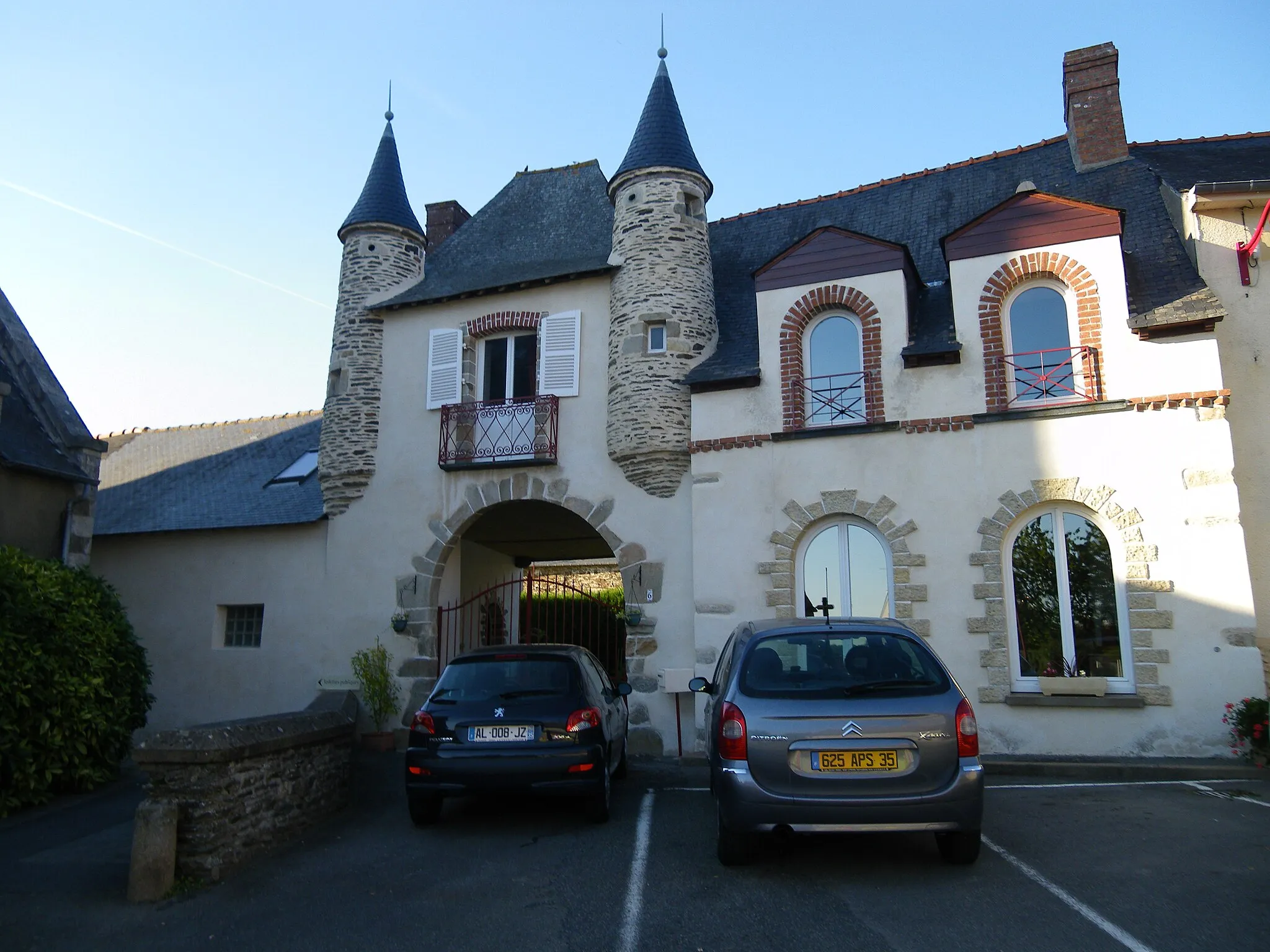 Photo showing: maison a st jean sur vilaine