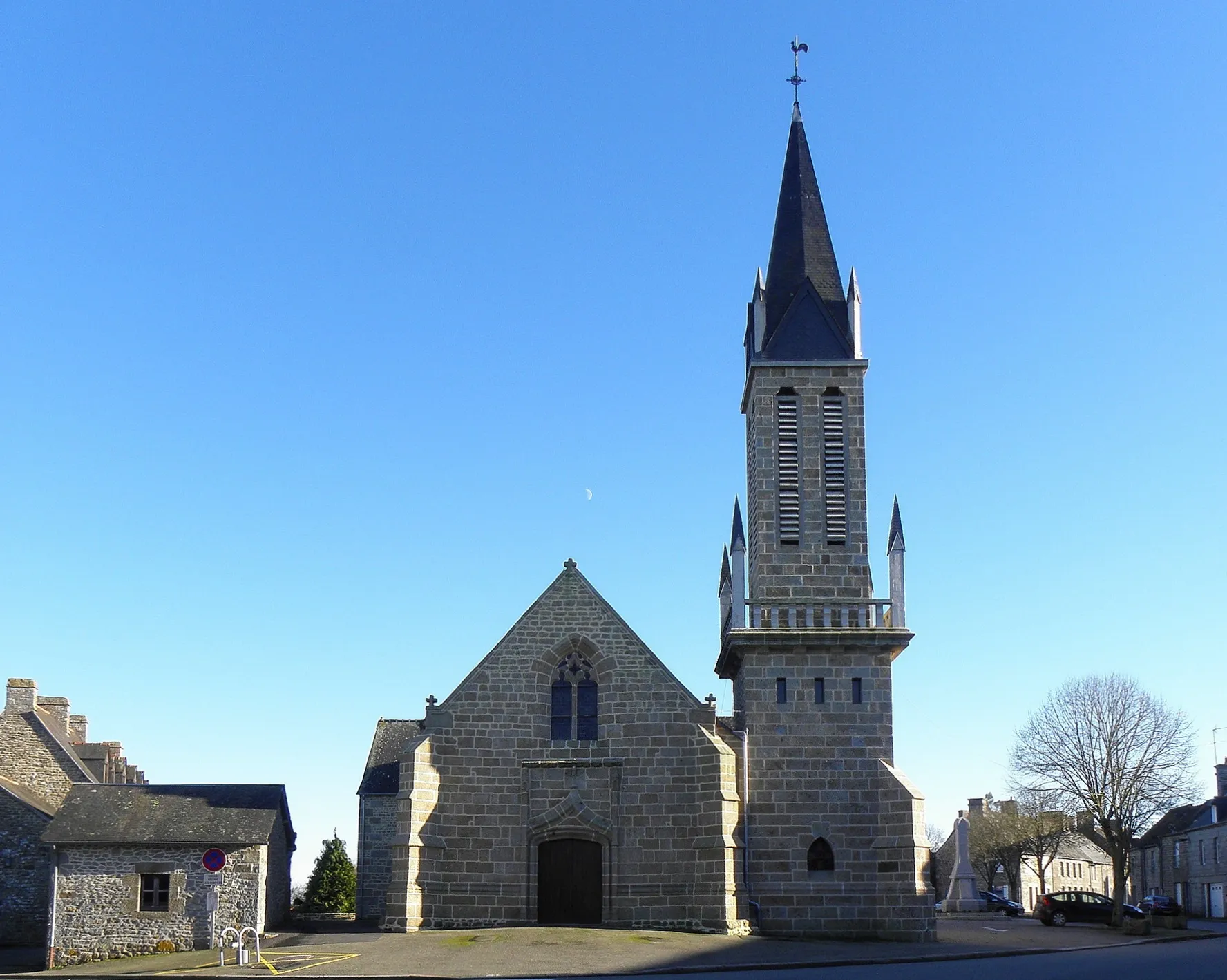 Photo showing: Extérieur de l'église Saint-Hilaire de saint-Hilaire-des-Landes (35). Façade occidentale et tour-clocher.