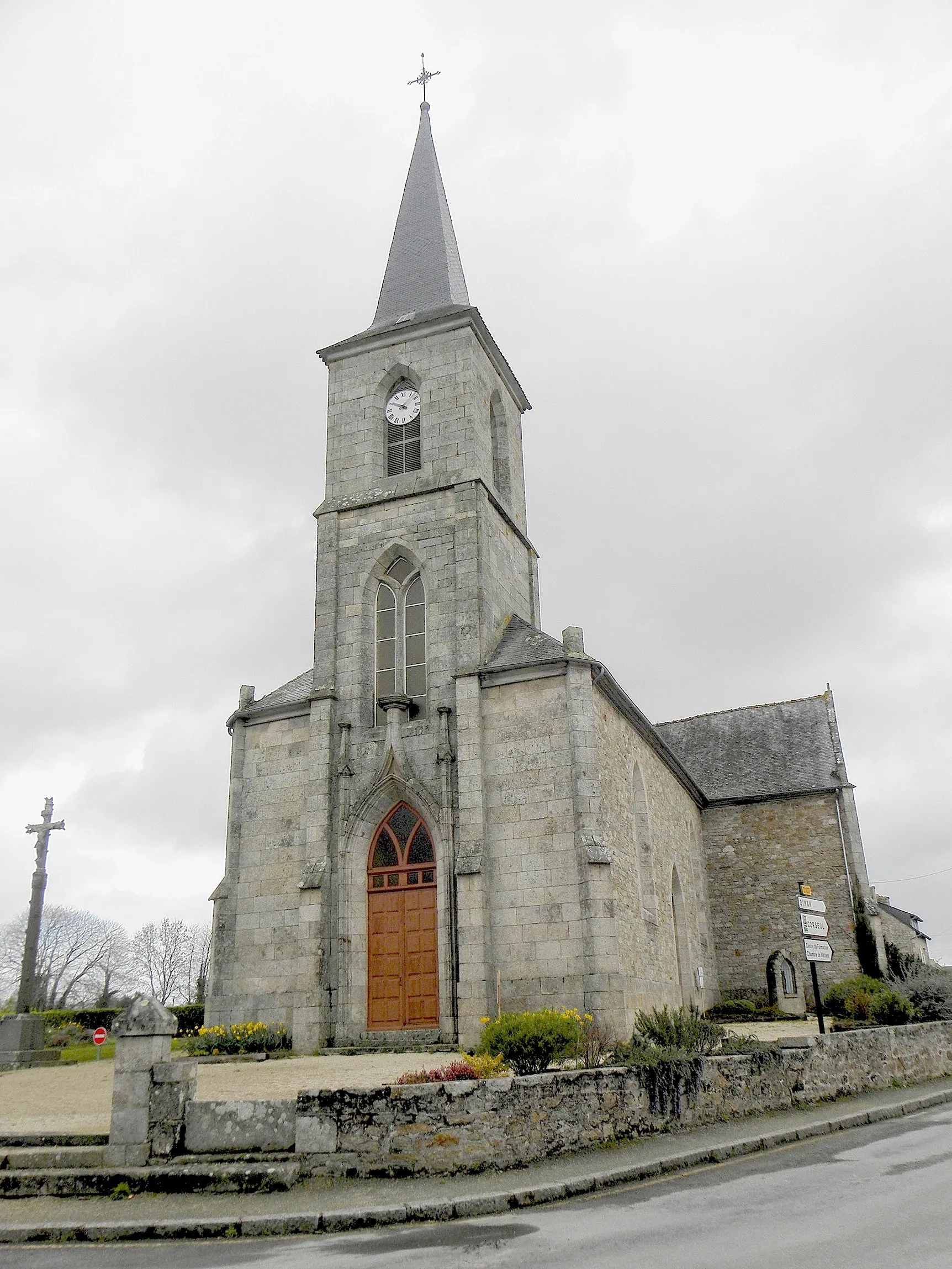 Photo showing: Façade occidentale de l'église Saint-Symphorien d'Aucaleuc (22).