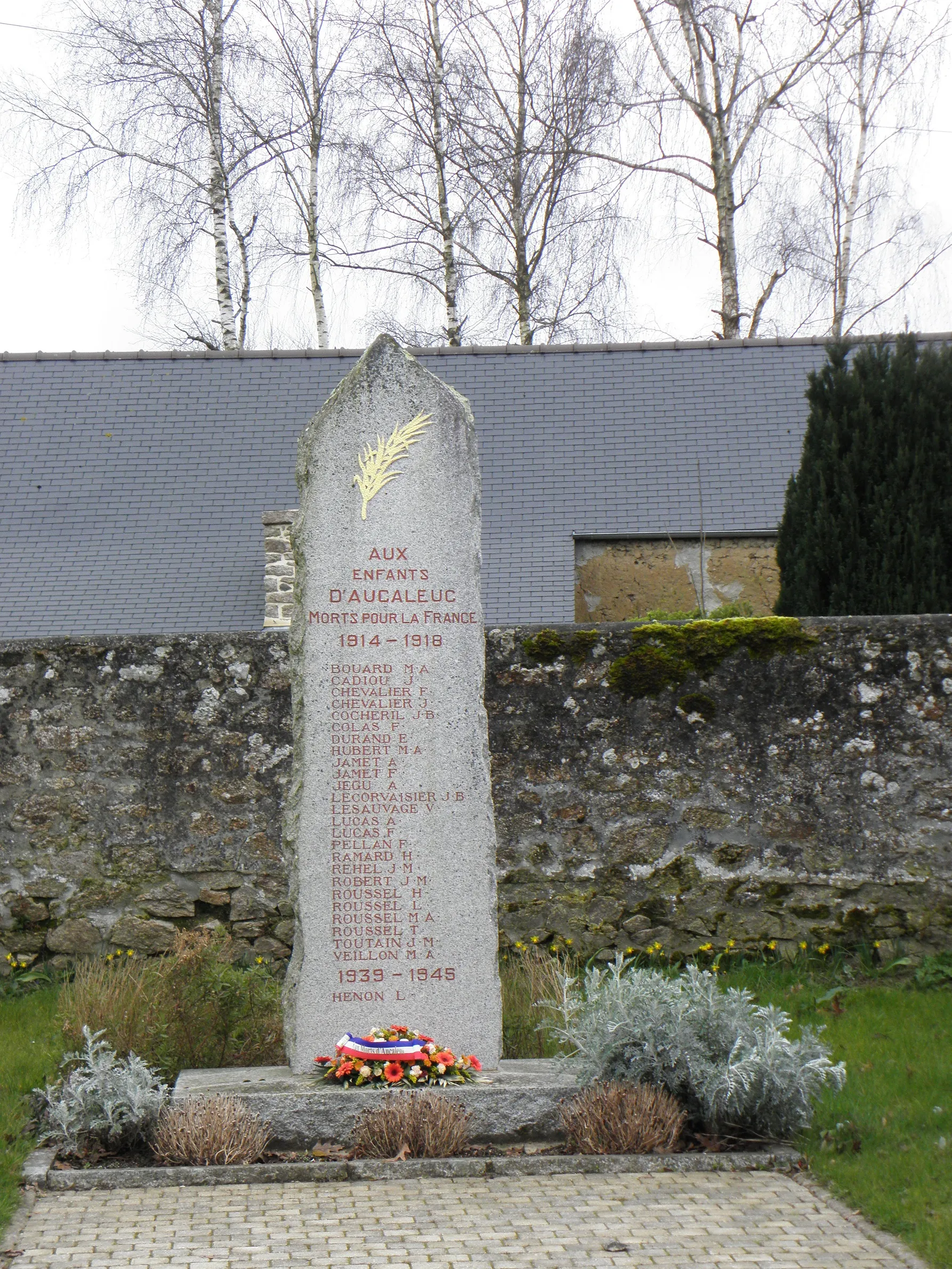 Photo showing: Monuments aux morts d'Aucaleuc (22).