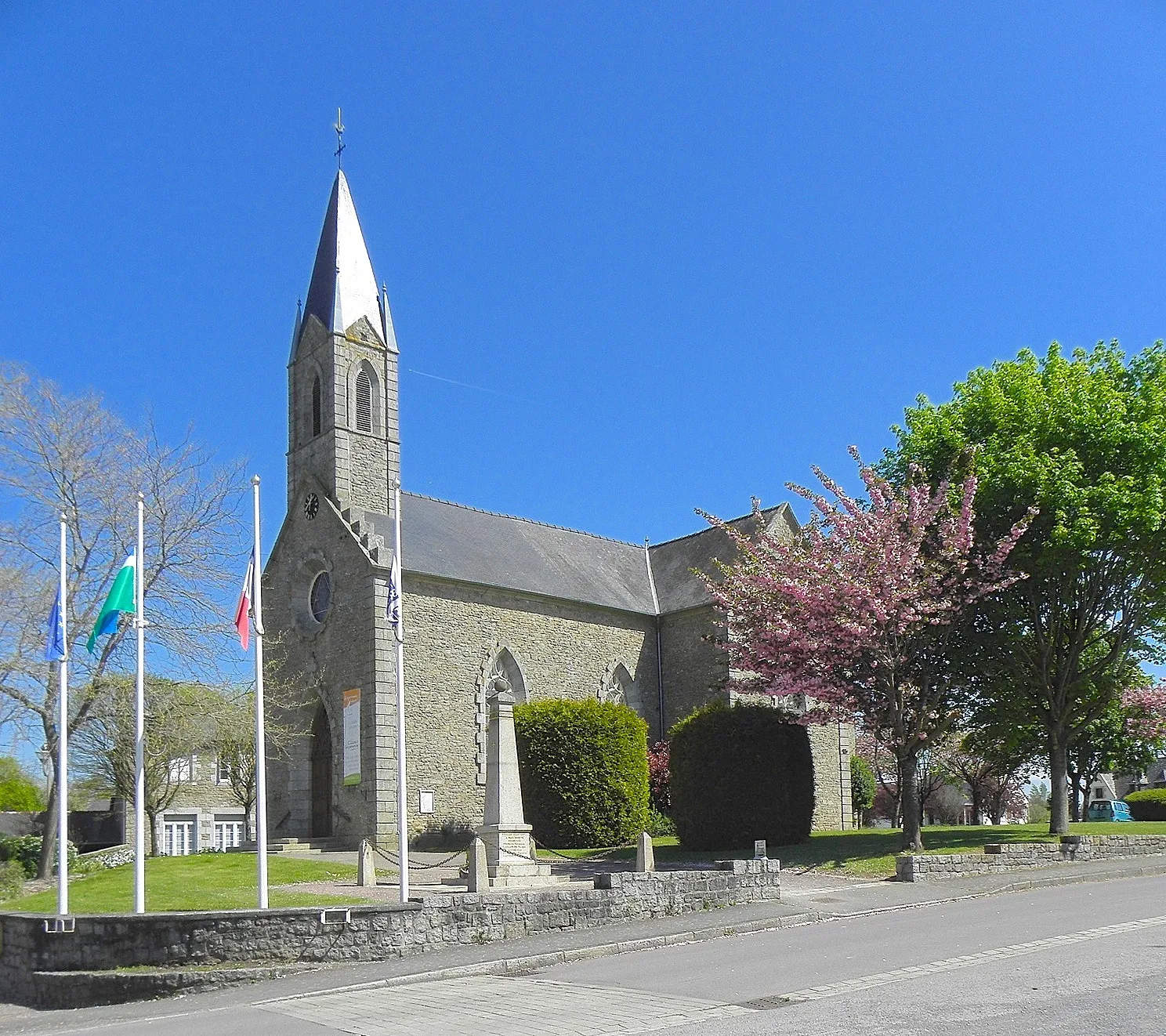 Photo showing: Église Saint-Samson de Bobital (22). Façade occidentale et flanc sud.