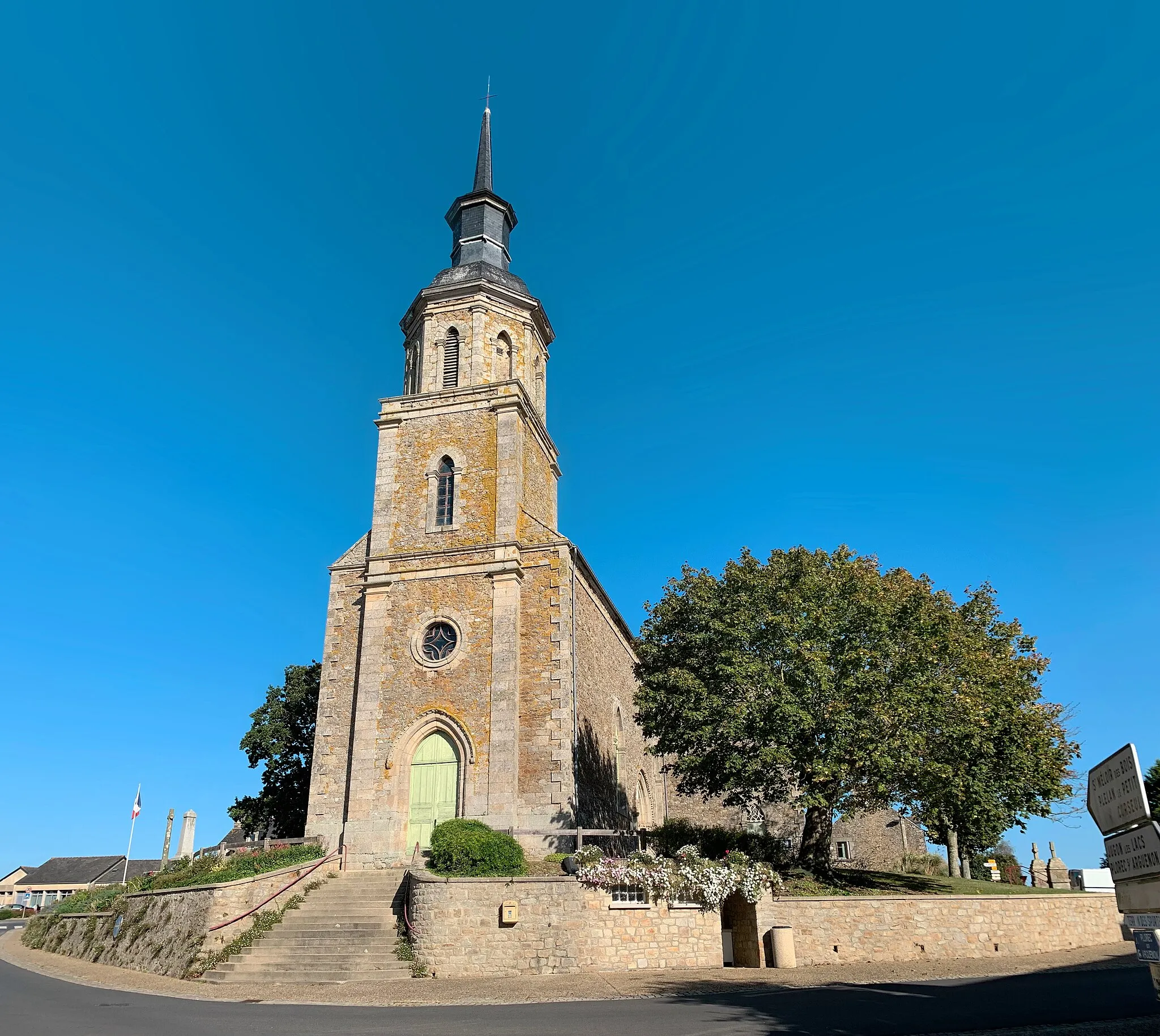 Photo showing: South-west view of the Saint-Nicodème church in Bourseul in the Côtes d'Armor, Brittany, France.