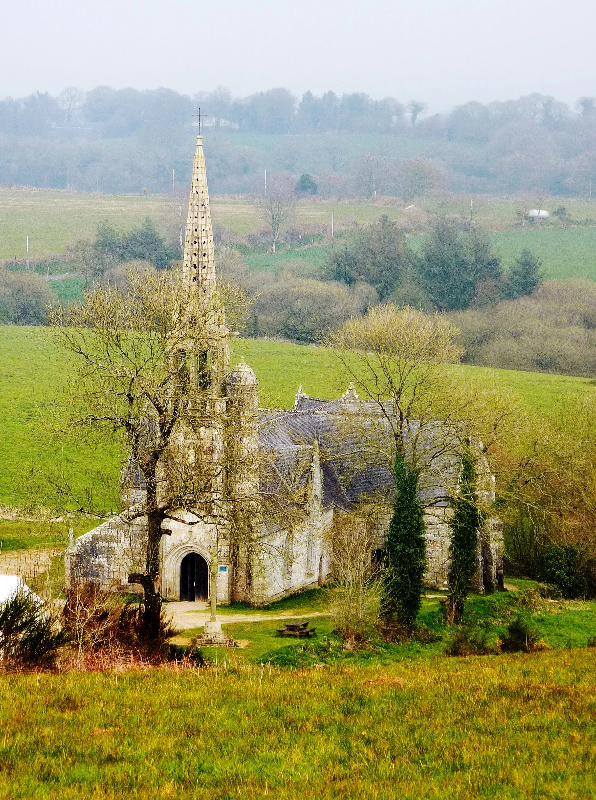 Photo showing: Carnoët : la chapelle Saint-Gildas vue du sommet de la colline de la "Vallée des Saints".