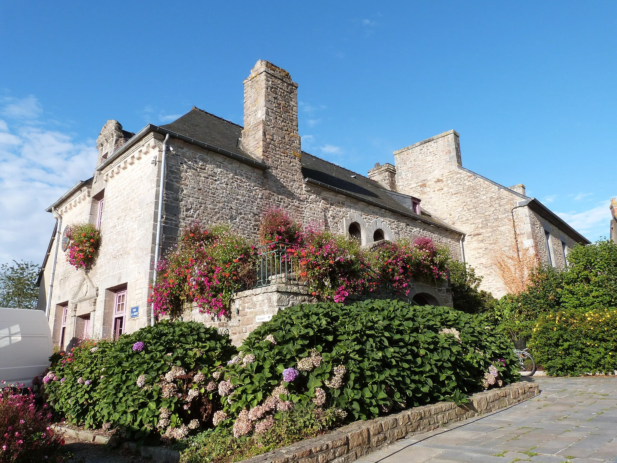 Photo showing: Façades de la maison à porte à fronton,aujourd'hui mairie de Collinée