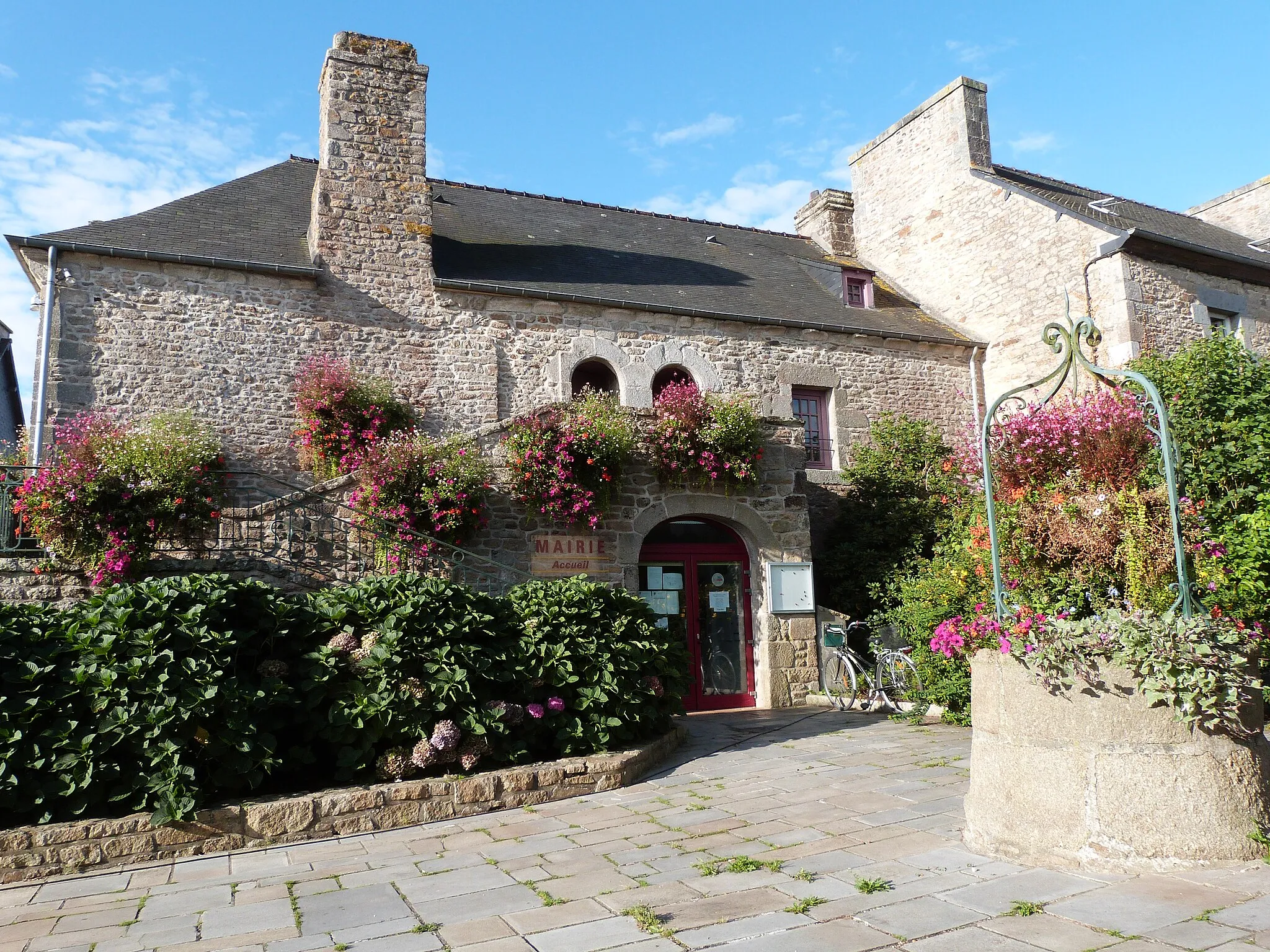 Photo showing: Façade de la mairie et le puits du 17ème siècle de Collinée