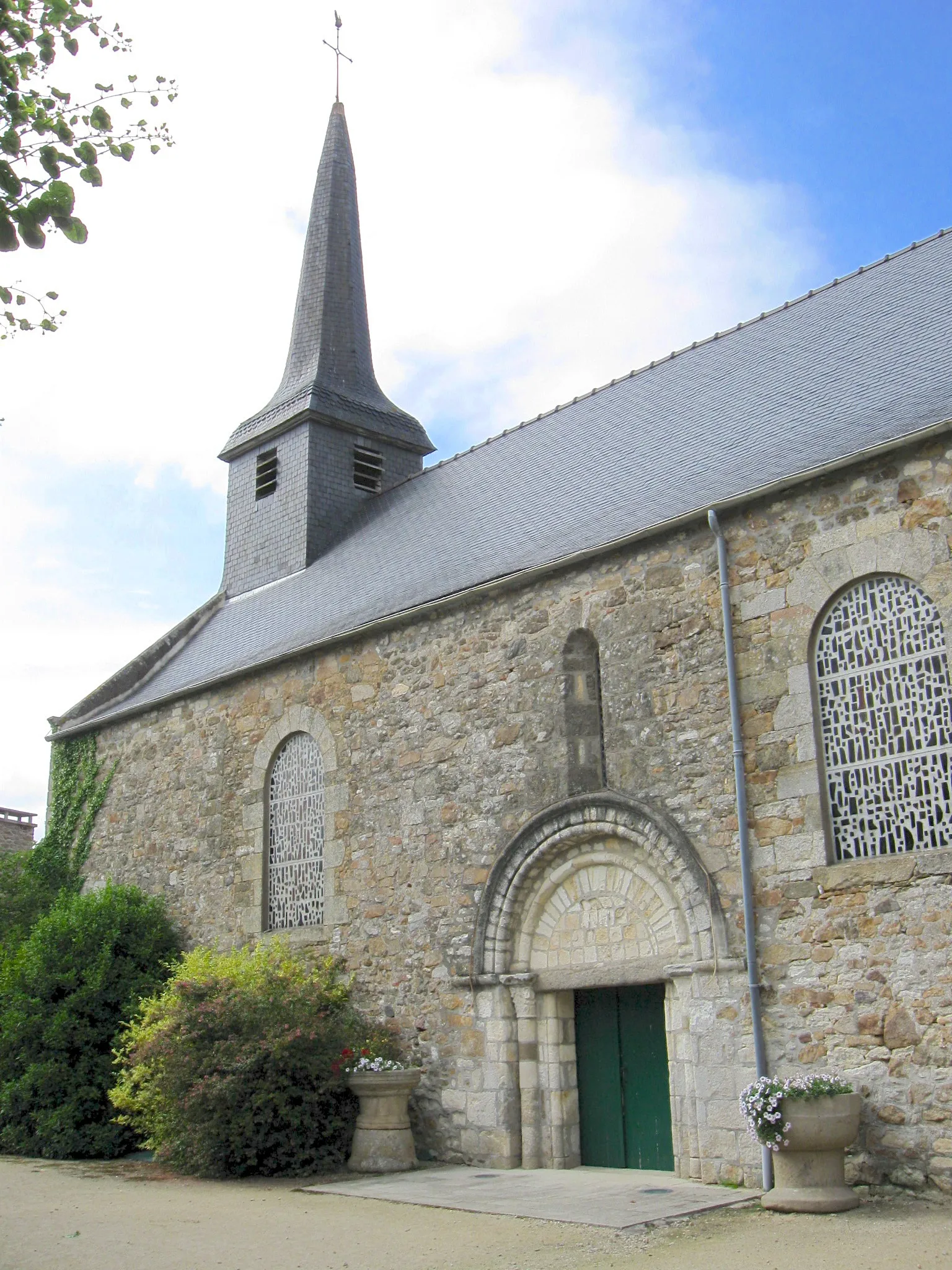 Photo showing: Église Saint-Pierre de Créhen et son portail roman, vestige de l'ancienne église. (département des Côtes-d'Armor, région Bretagne).