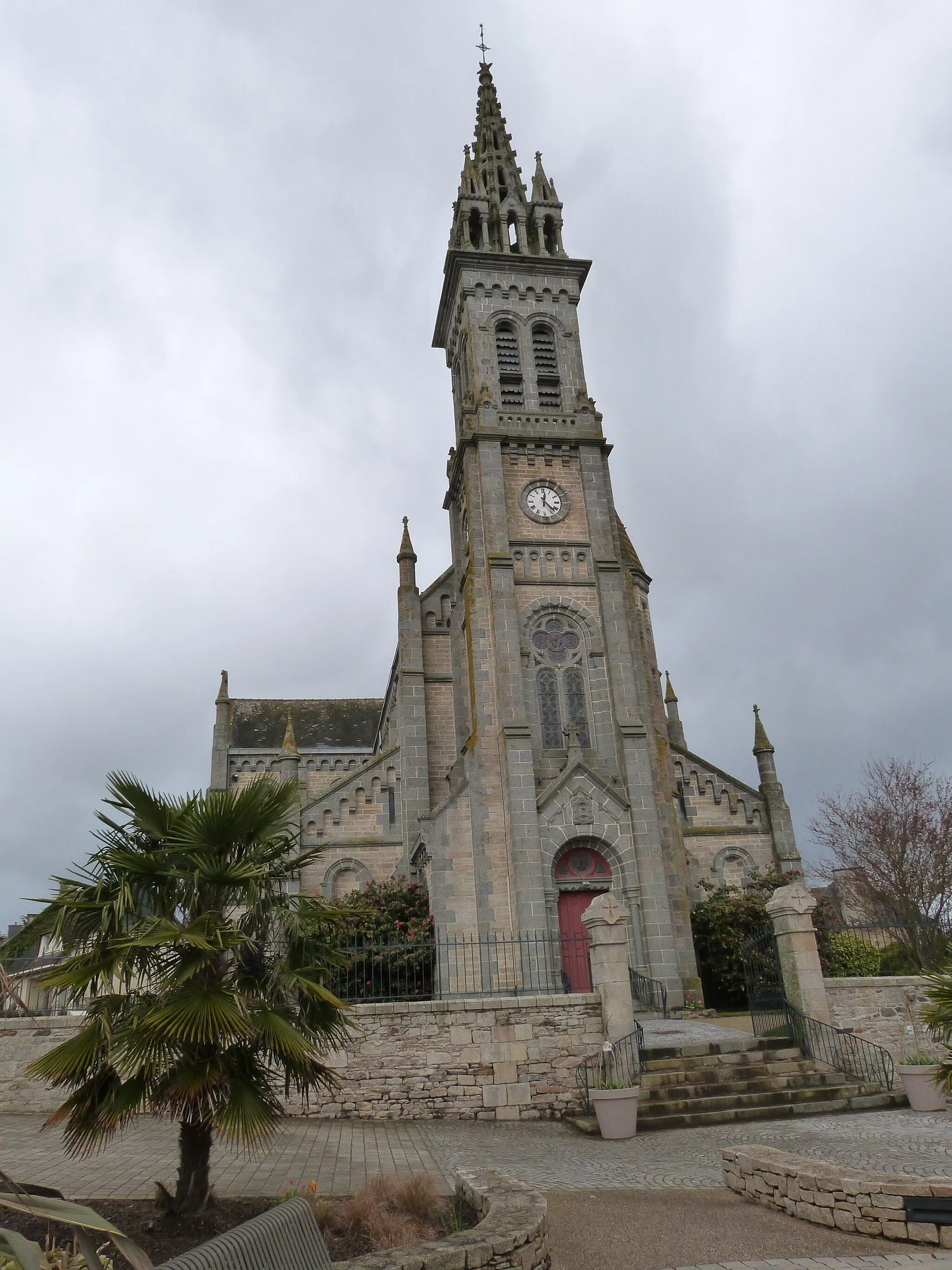 Photo showing: L'église Saint-Pierre et son clocher extérieur (Eréac, Côtes-d'Armor)