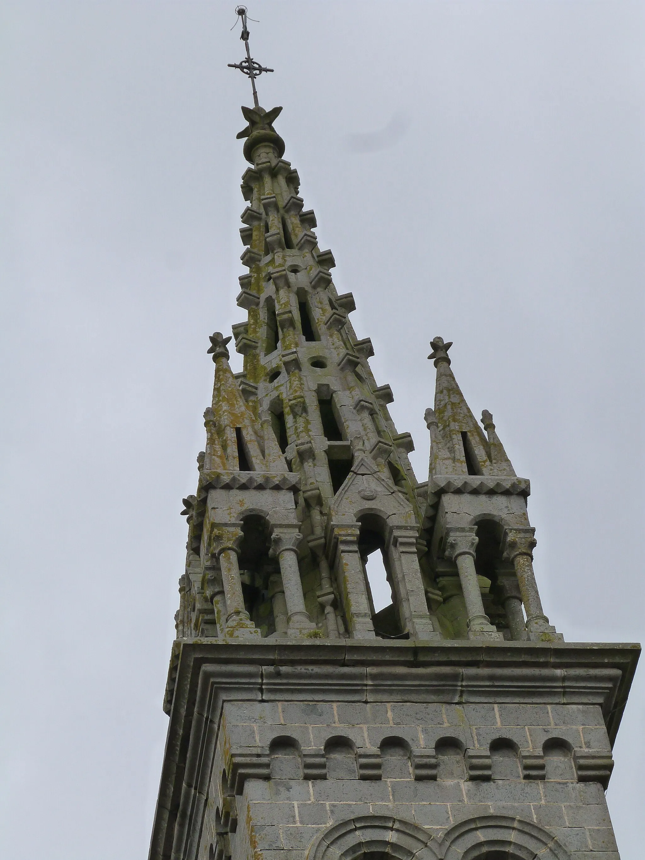 Photo showing: Partie supérieure du clocher de l'église Saint-Pierre d'Eréac (Côtes d'Armor)