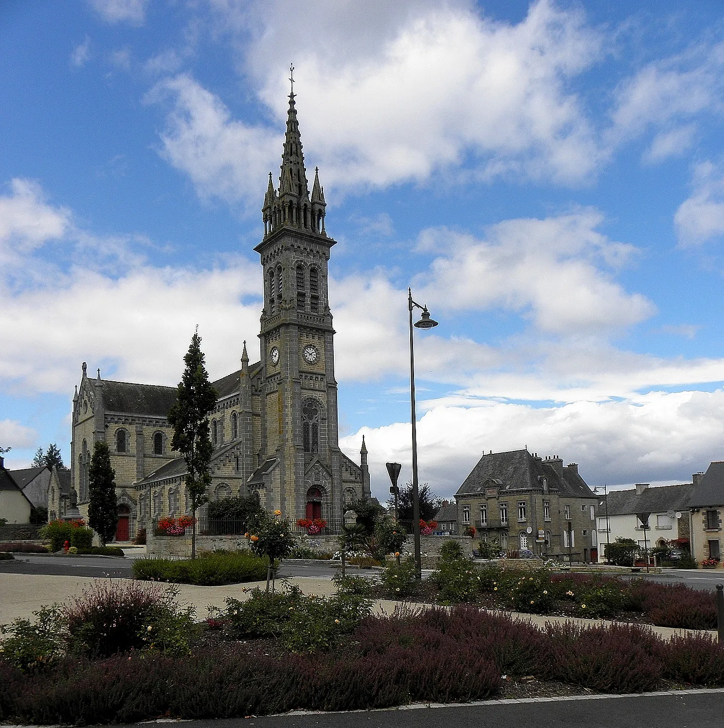 Photo showing: Église Saint-Pierre d'Éréac (22). Vue extérieure.