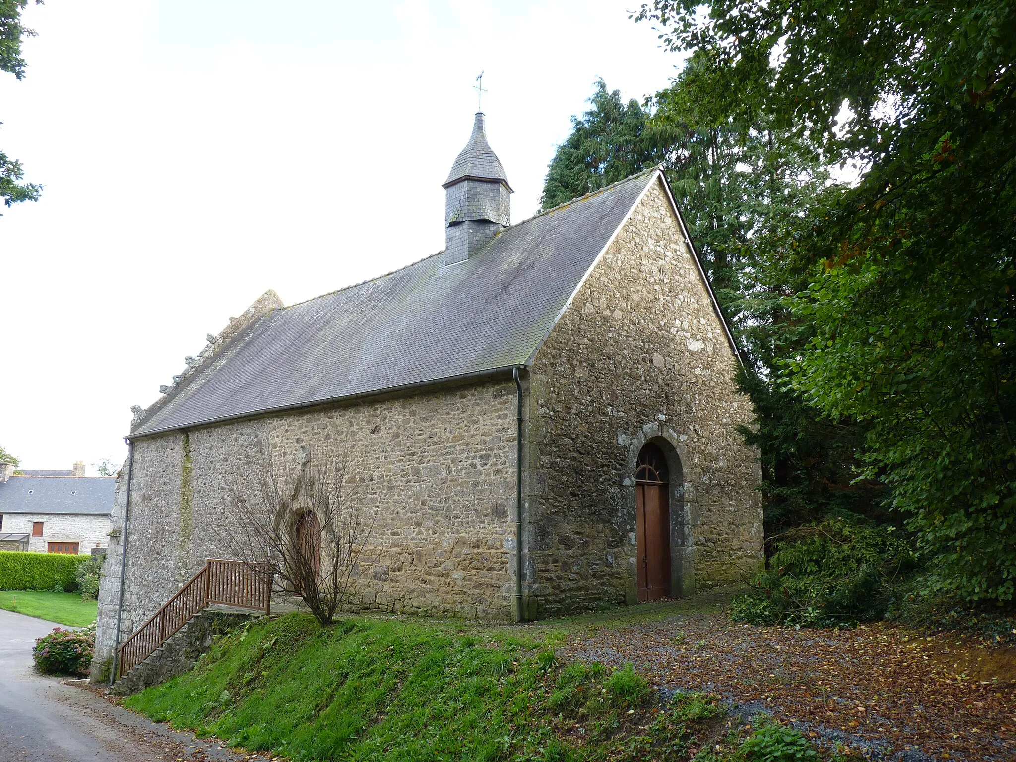 Photo showing: Chapelle du 16ème siècle et fontaine Saint Avit adossée à l'édifice.