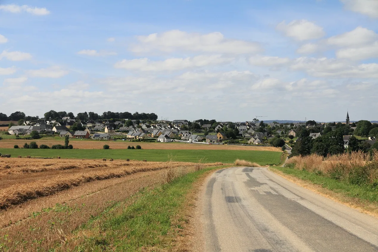 Photo showing: La commune d'Hémonstoir vue depuis la haut de la rue Philippe le Duc en juillet 2012, Bretagne, France.