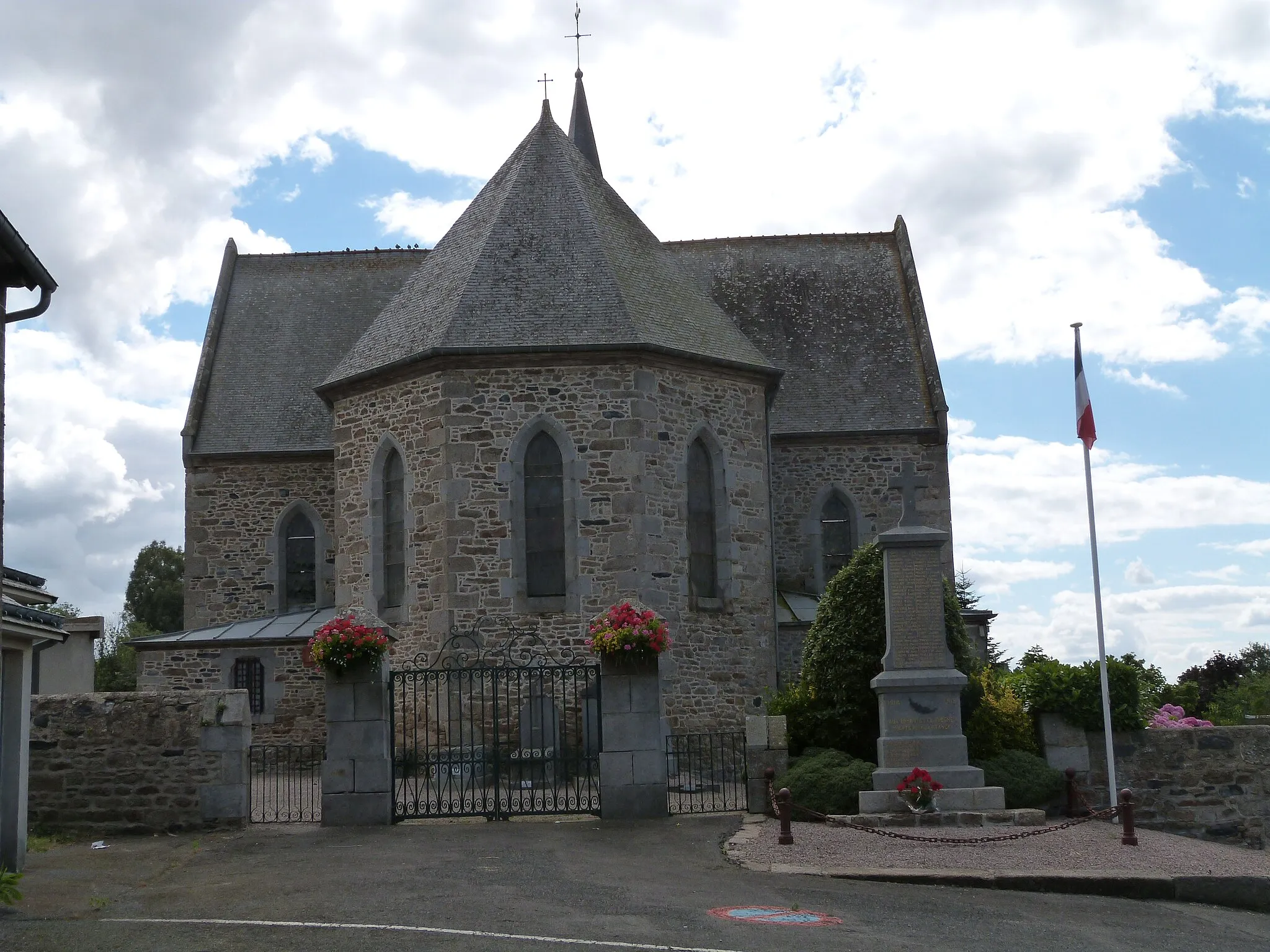 Photo showing: Chevet polygonal de l'église Saint-Guihen (ou Saint-Guéhen) de Landéhen